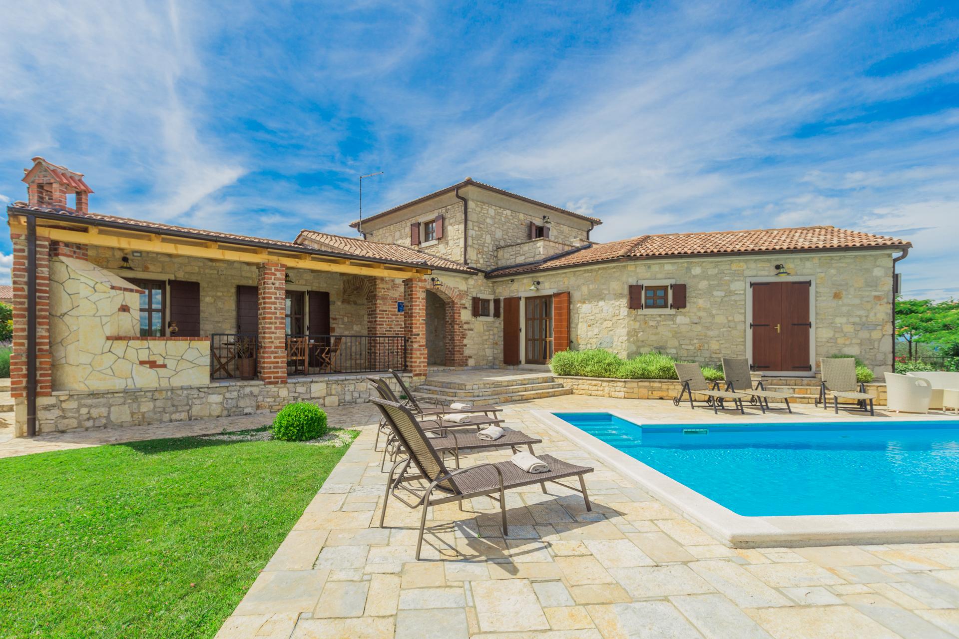 Urlaubsvilla mit Swimmingpool in Baldaši