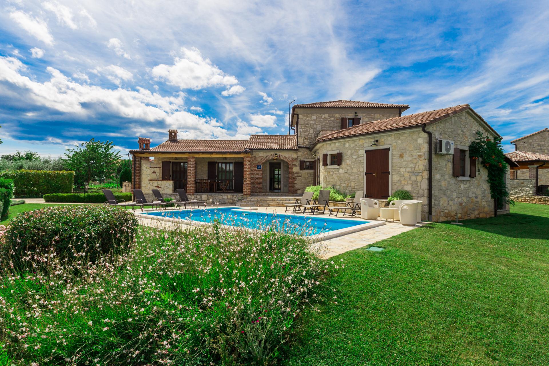 Urlaubsvilla mit Swimmingpool in Baldaši