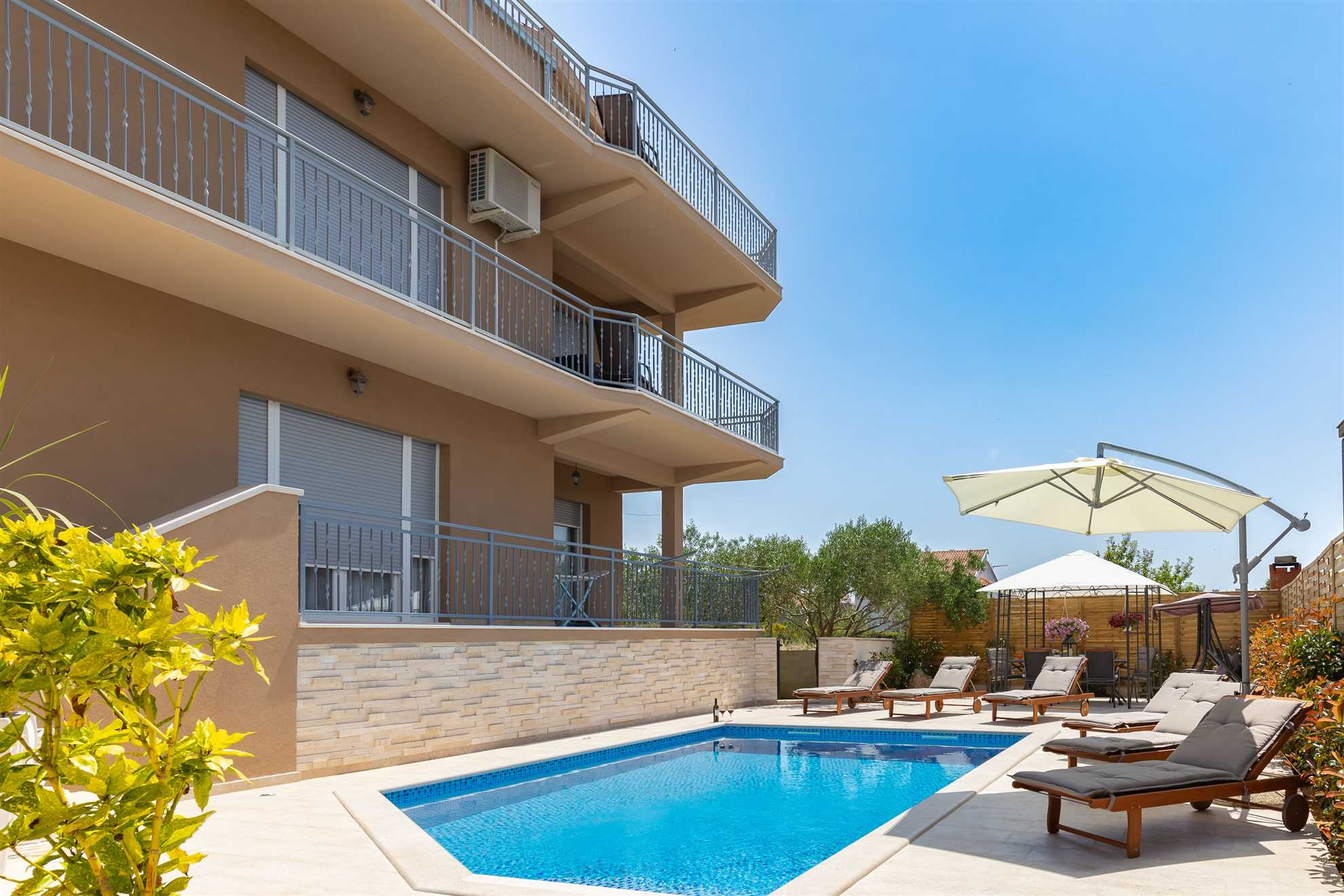 Moderne Ferienwohnung mit Gemeinschaftspool 