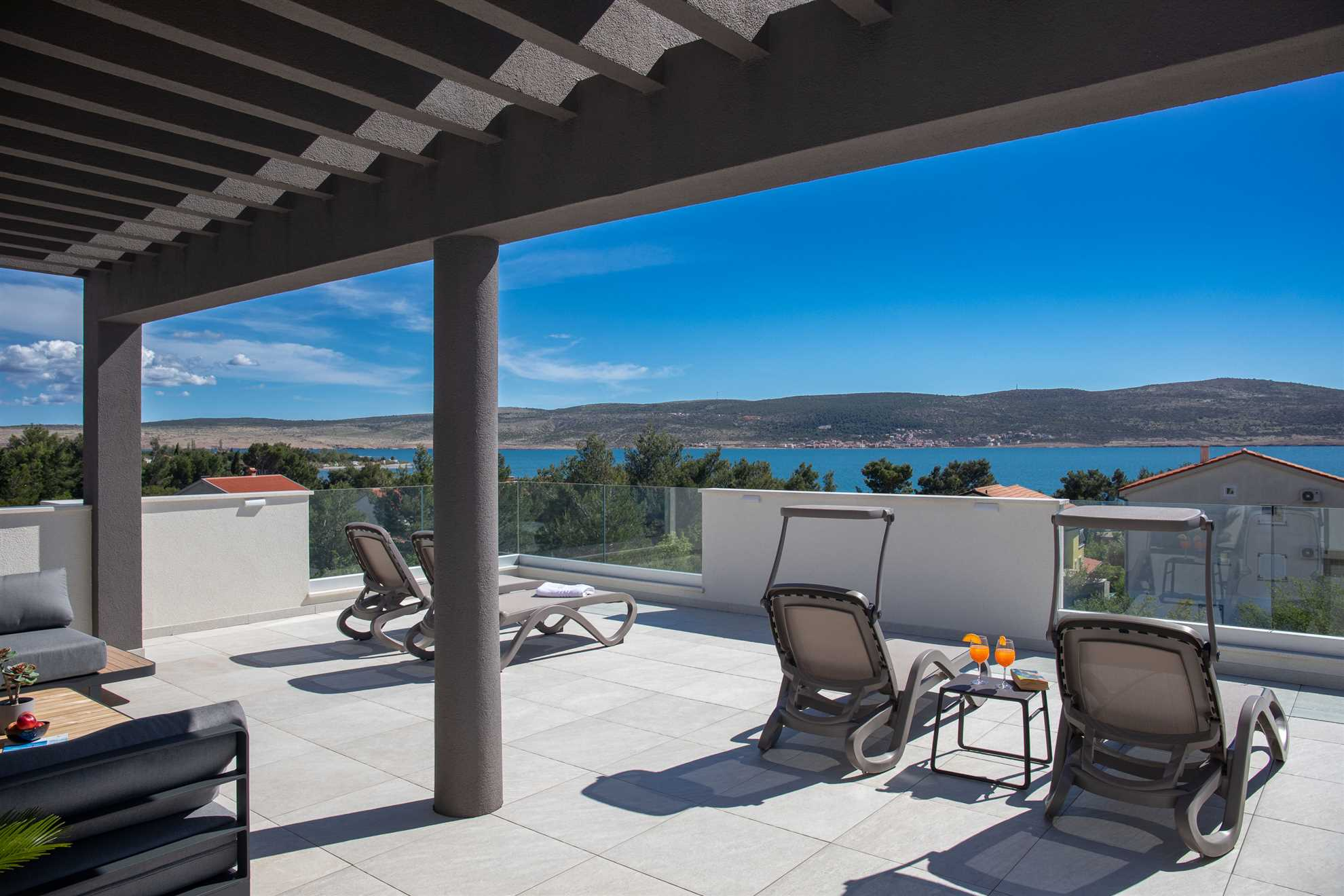Villa mit Pool - Dachterrasse - Panoramablick - bis 18 Personen
