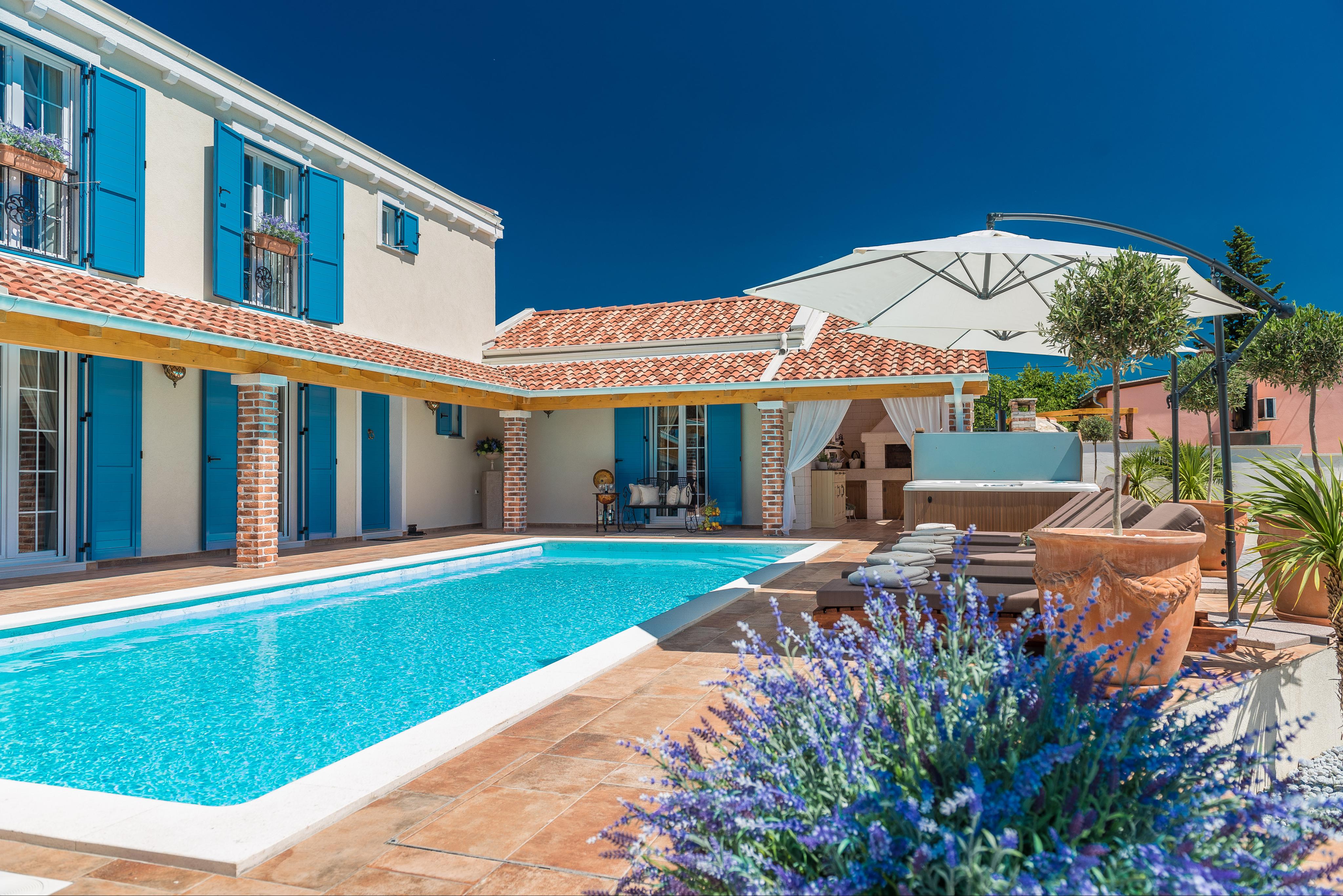 Modern eingerichtete Villa mit Pool in Strandnähe