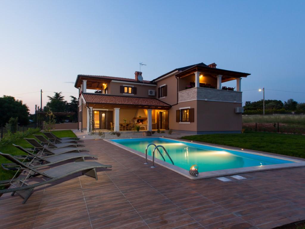 Villa mit Pool und Whirlpool in Basici
