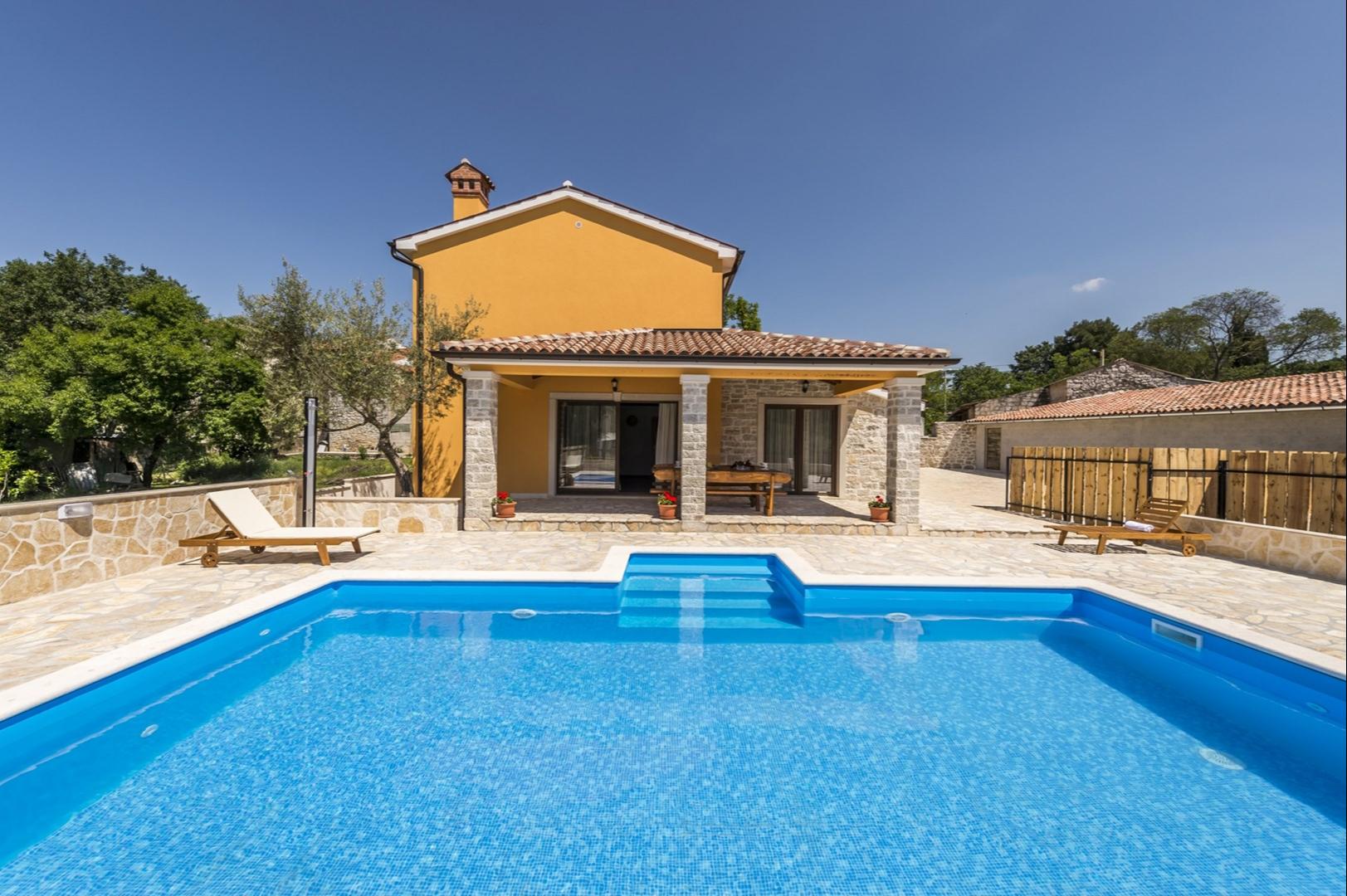 Eine neue, sehr komfortabel und schön eingerichtete Villa mit Pool