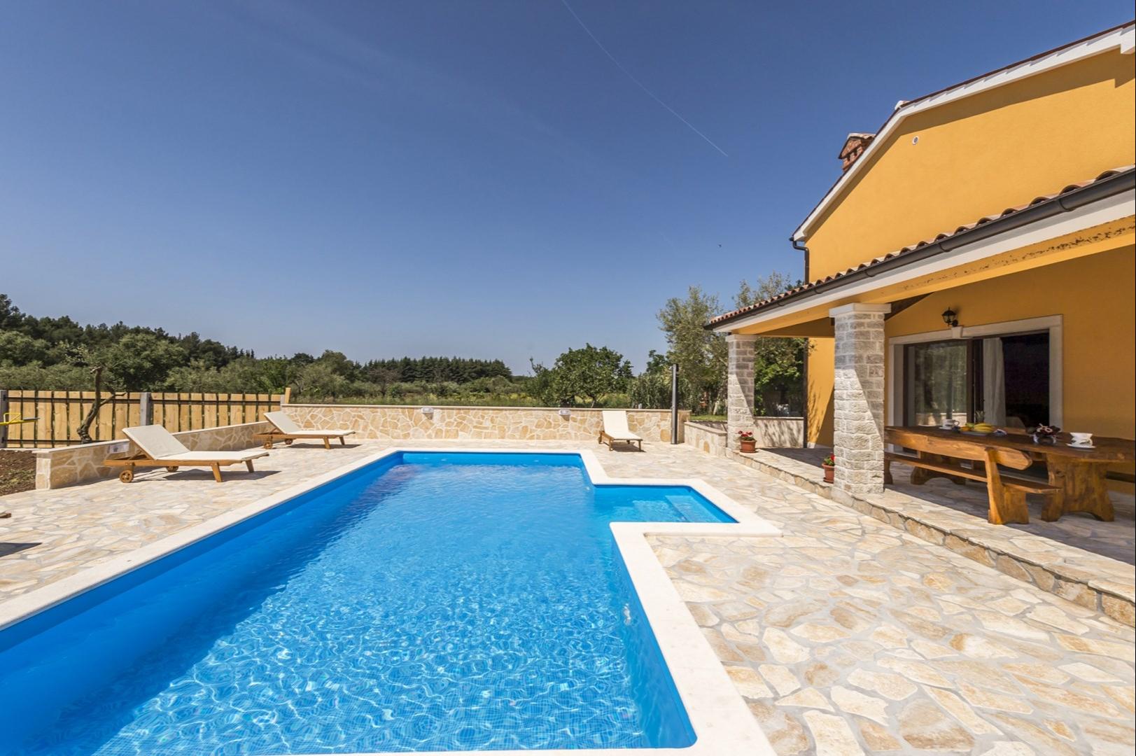 Eine neue, sehr komfortabel und schön eingerichtete Villa mit Pool