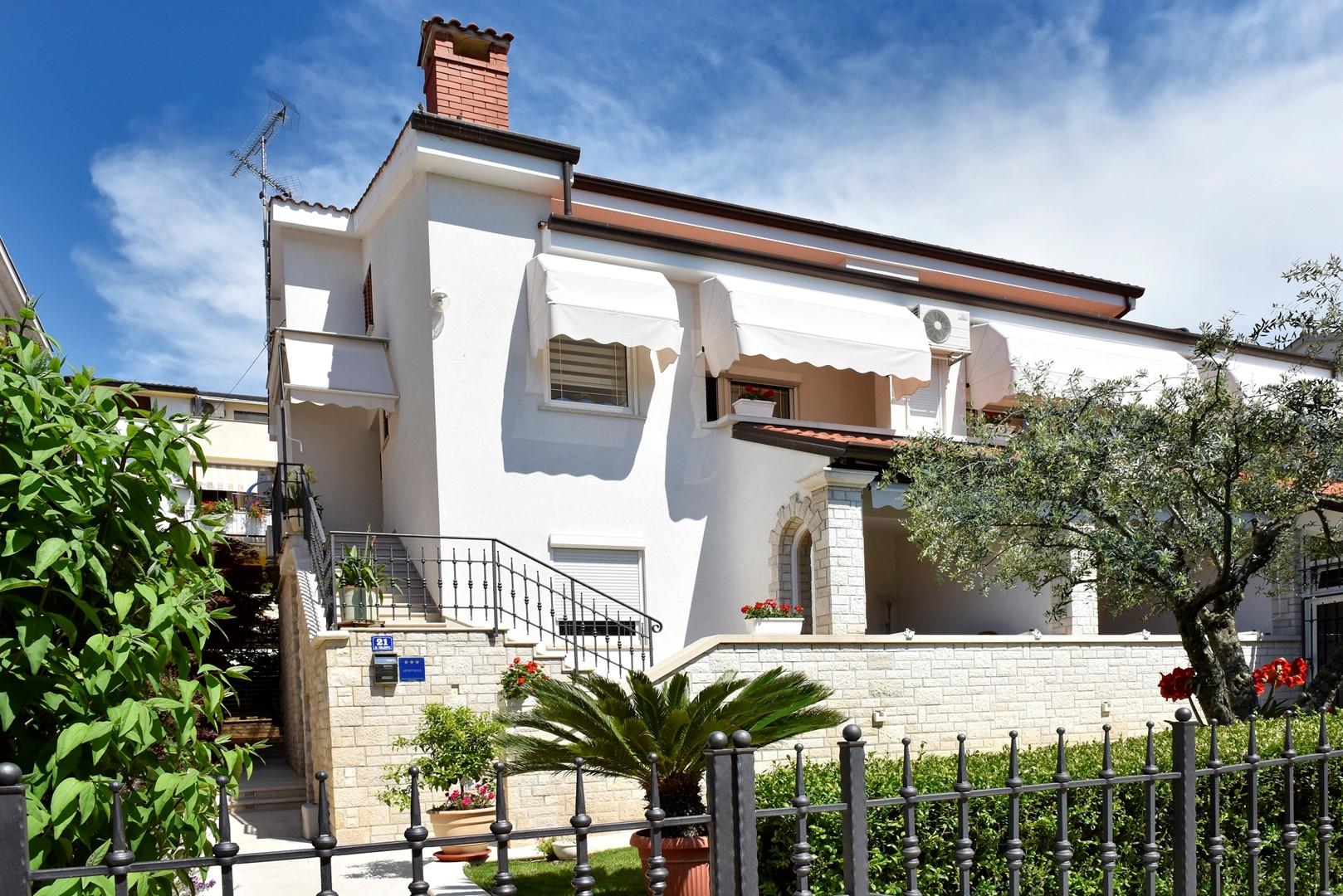 Modernes Apartment mit Terrasse, 500 m vom Strand entfernt