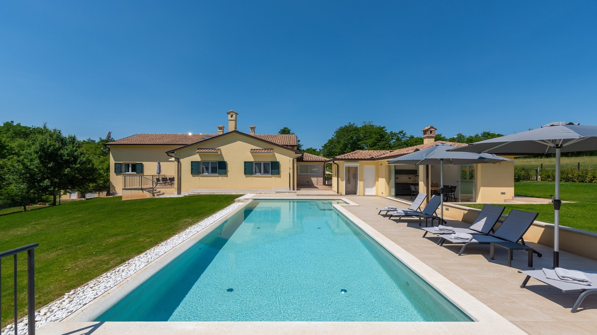 Schön eingerichtetes, komfortables Ferienhaus mit privatem Pool