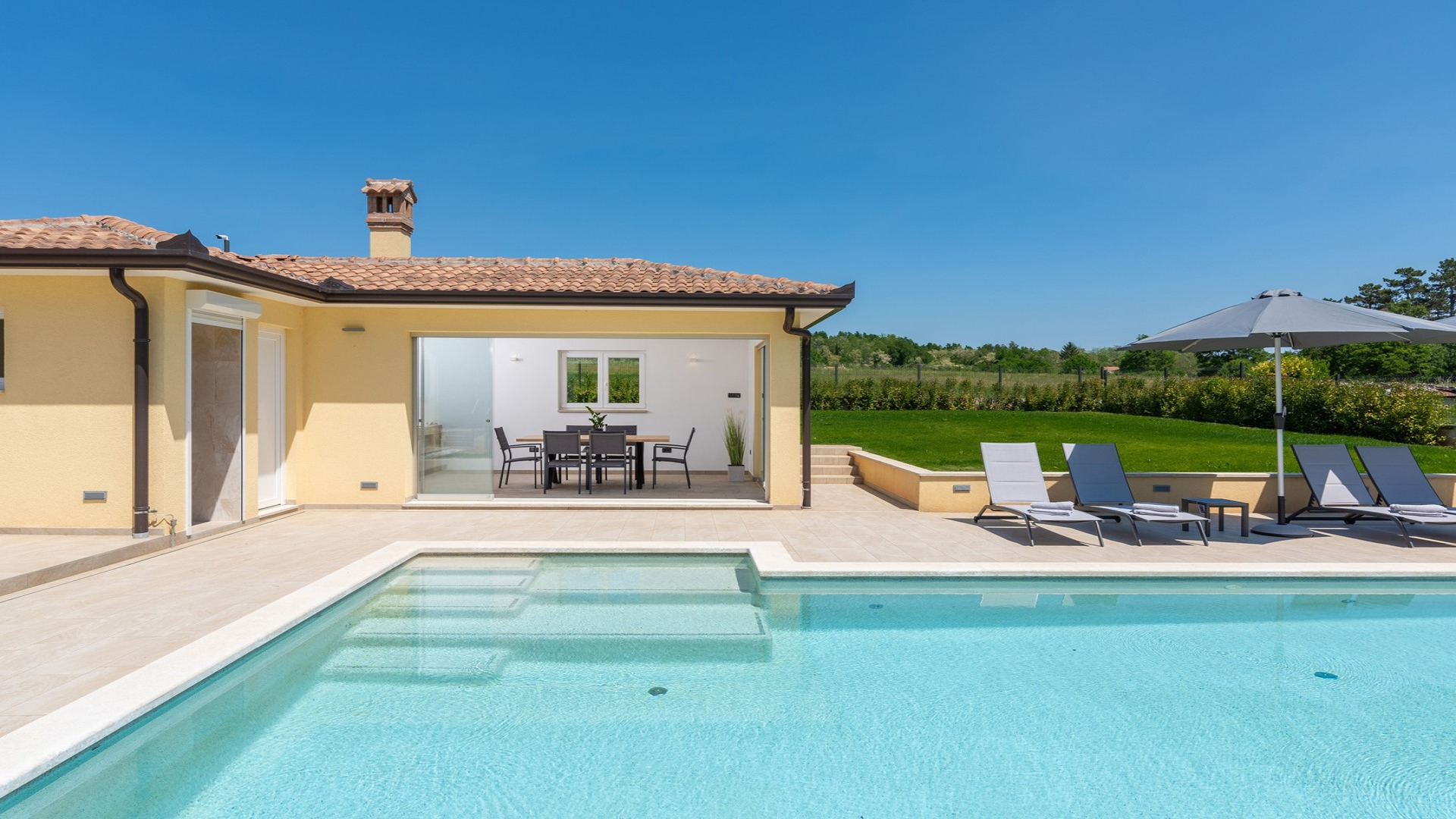 Schön eingerichtetes, komfortables Ferienhaus mit privatem Pool