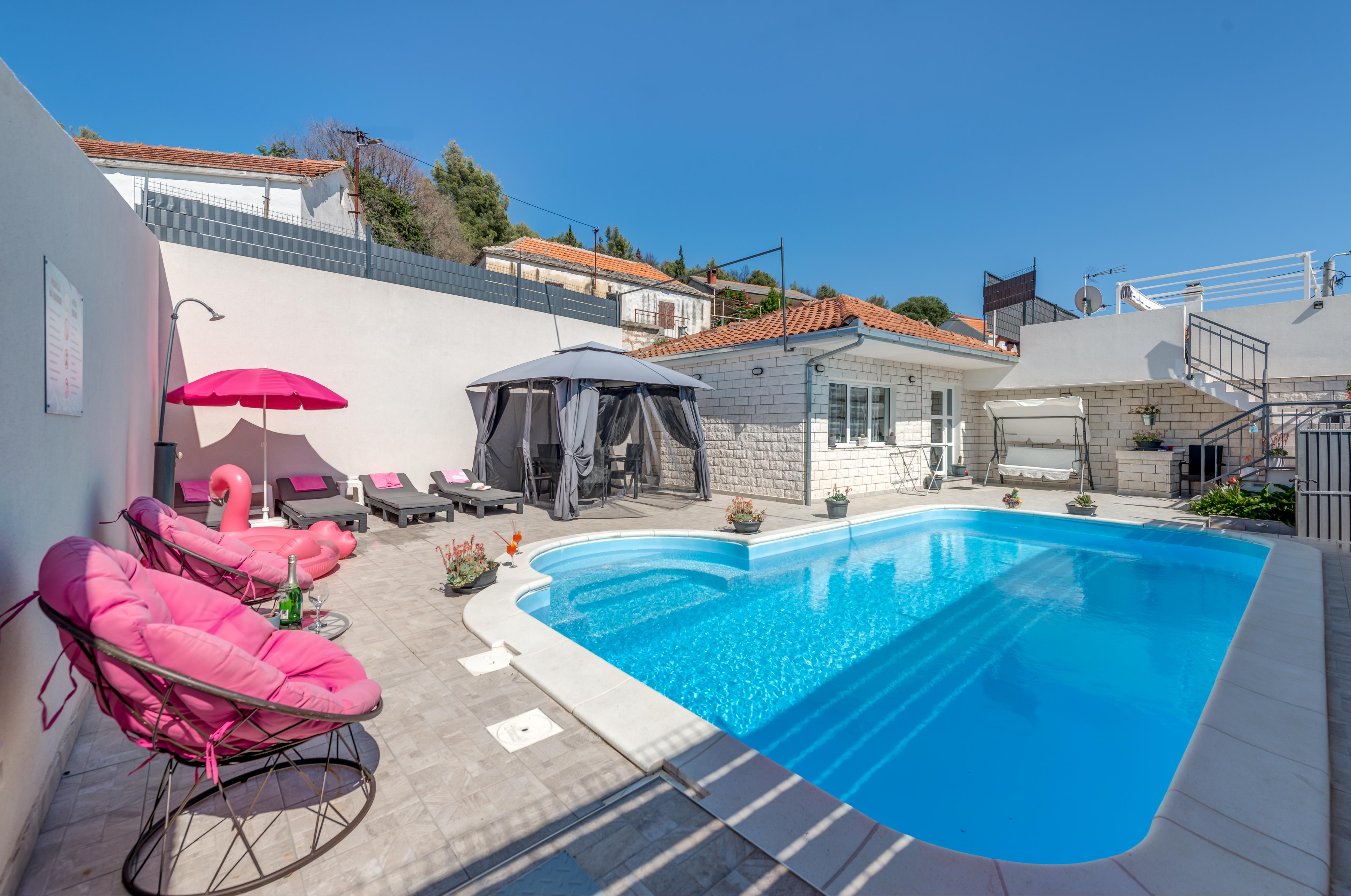 Ferienhaus mit Pool und Grill
