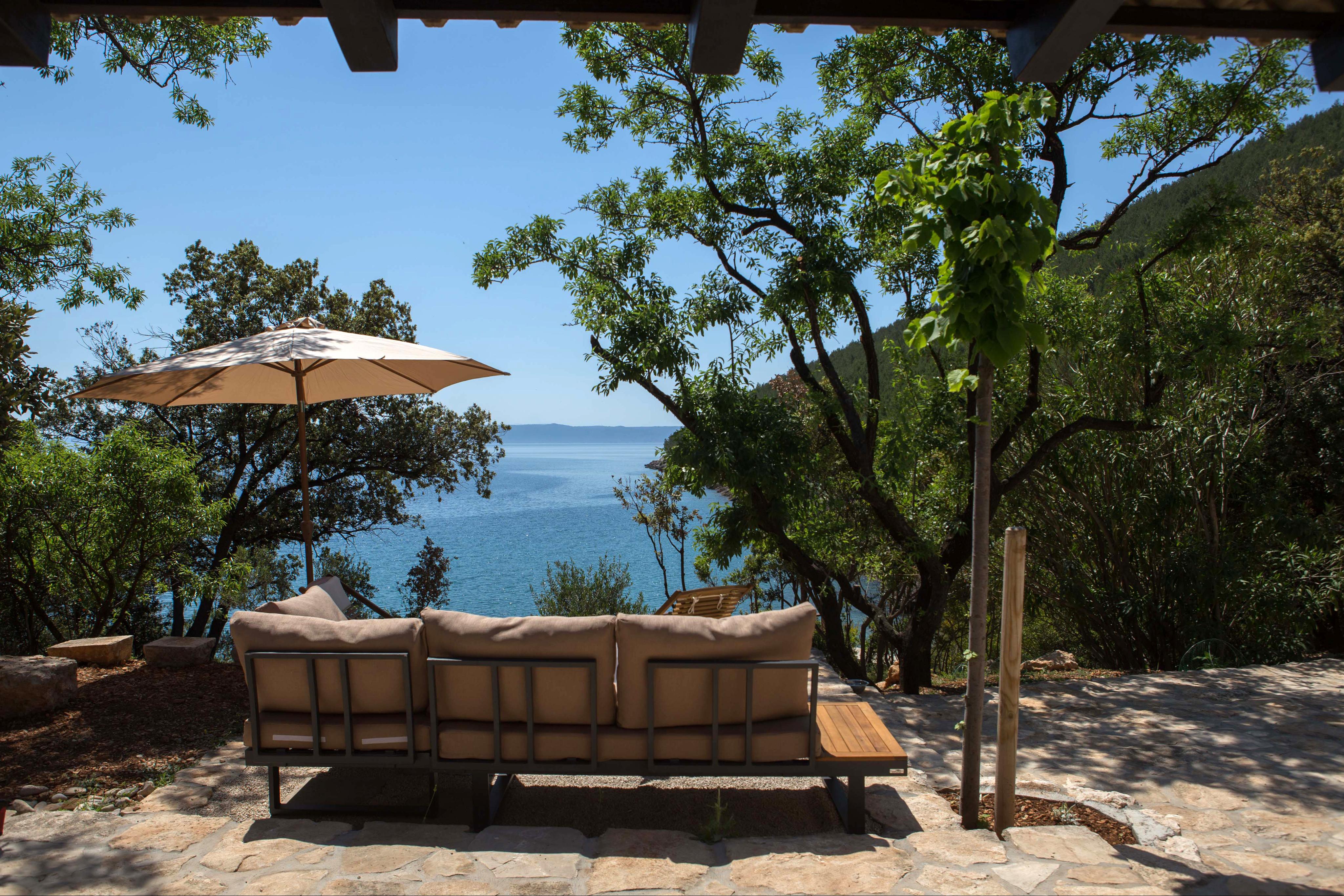 Traditionelles Steinhaus auf der Insel Brac, abgelegen und ruhig