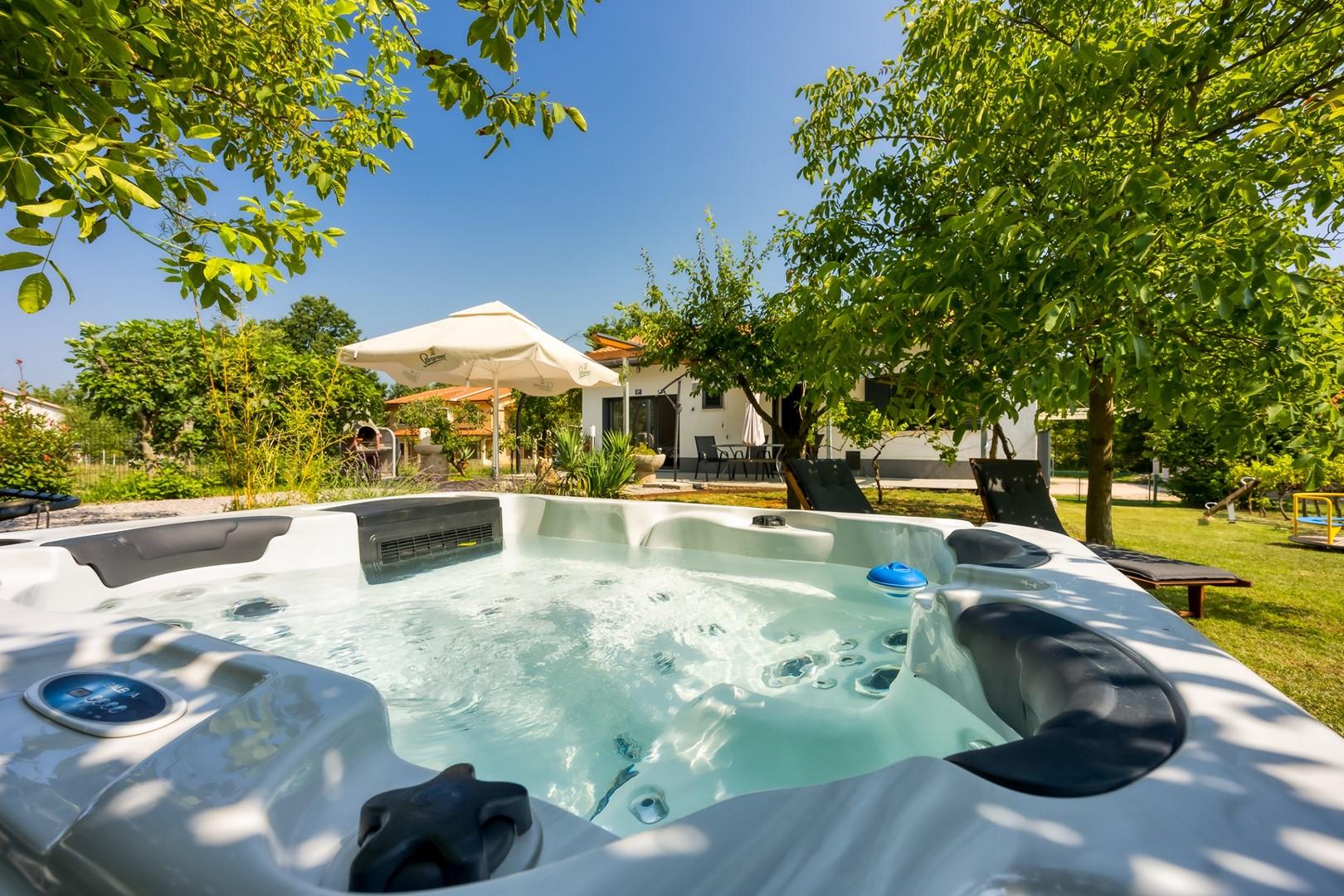 Tierfreundliches Haus mit Whirlpool und eingezäuntem Garten