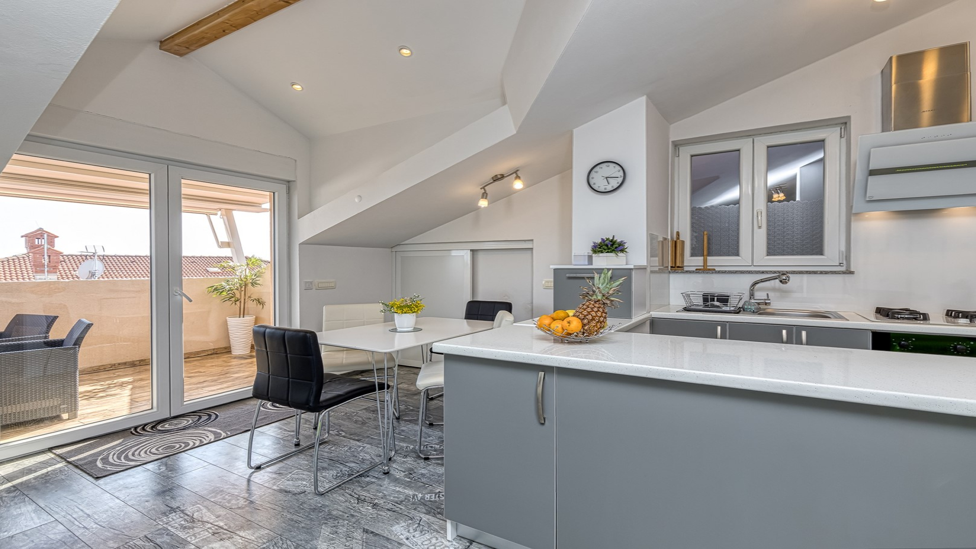 Familienapartment mit Balkon, Sat-Tv, WLAN & Klima