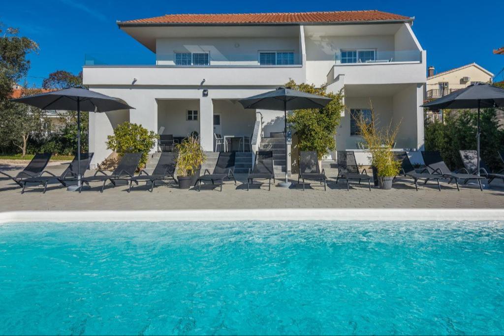 Moderne Ferienwohnung mit Gemeinschaftspool