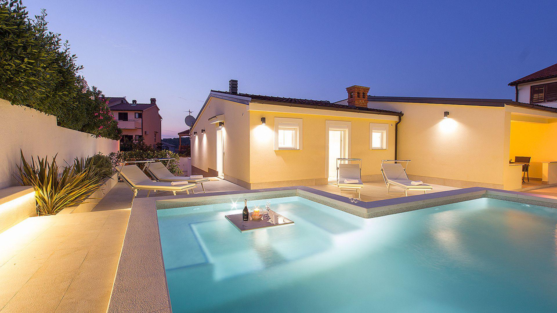 Wunderschöne Villa mit beheiztem Pool und Whirlpool in Strandnähe