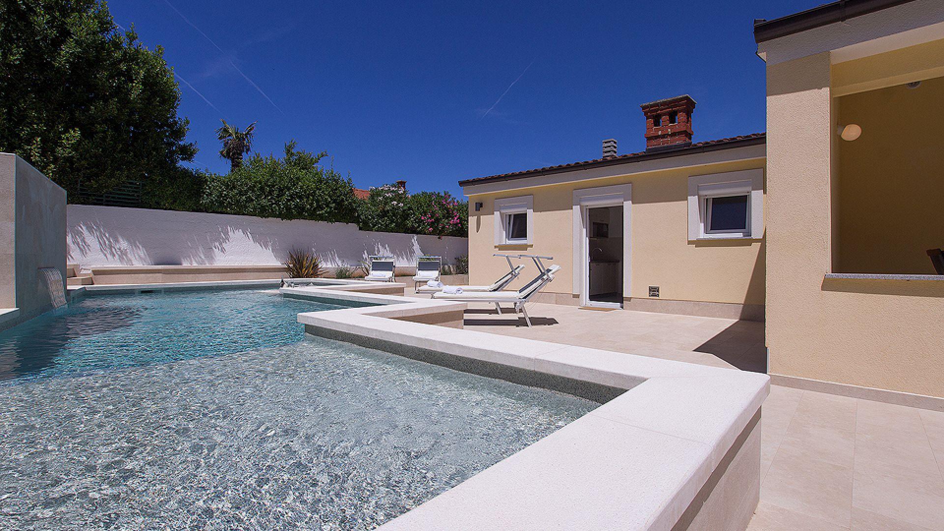 Wunderschöne Villa mit beheiztem Pool und Whirlpool in Strandnähe