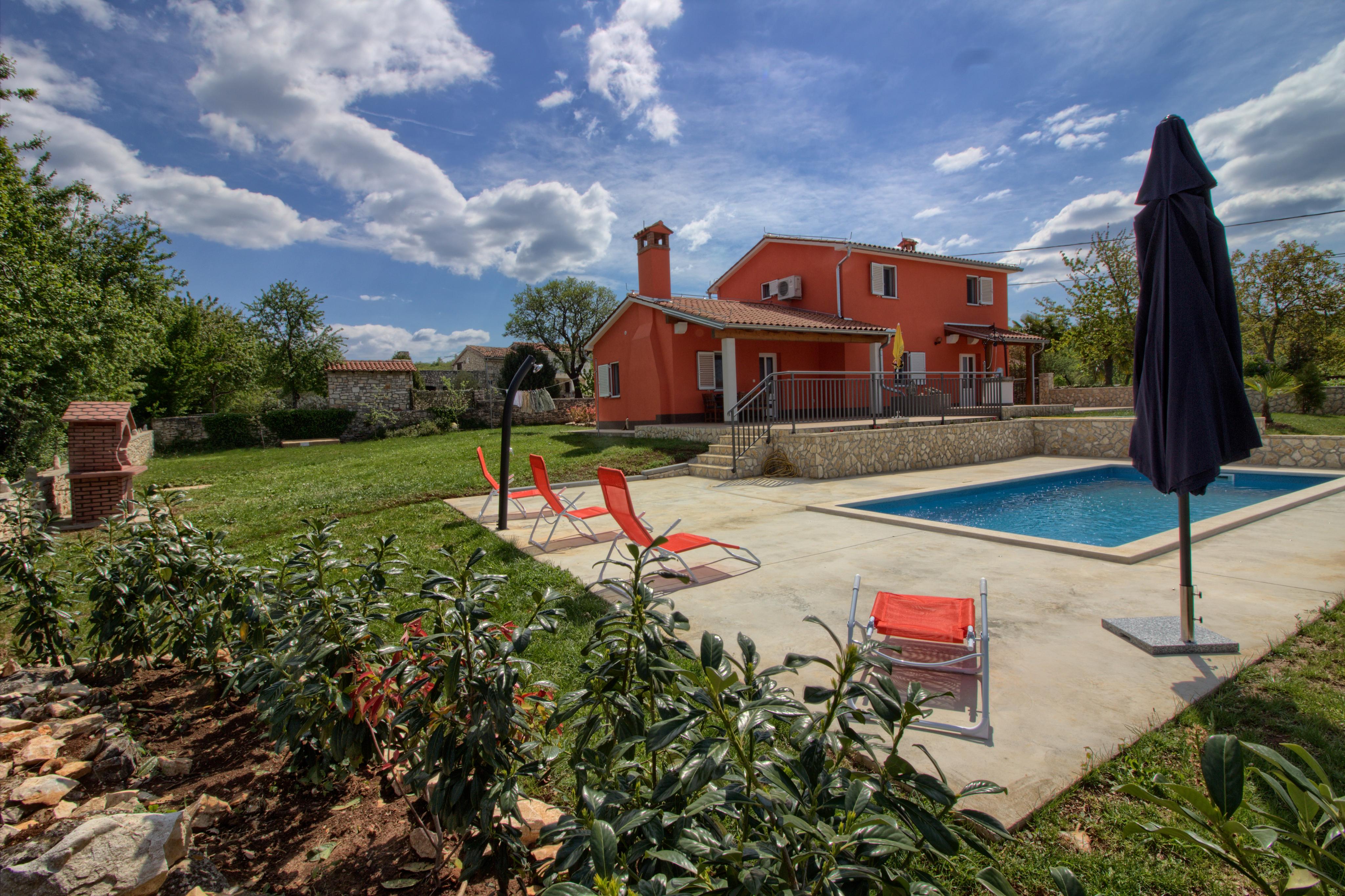 Schöne Villa mit privatem Pool und Trampolin