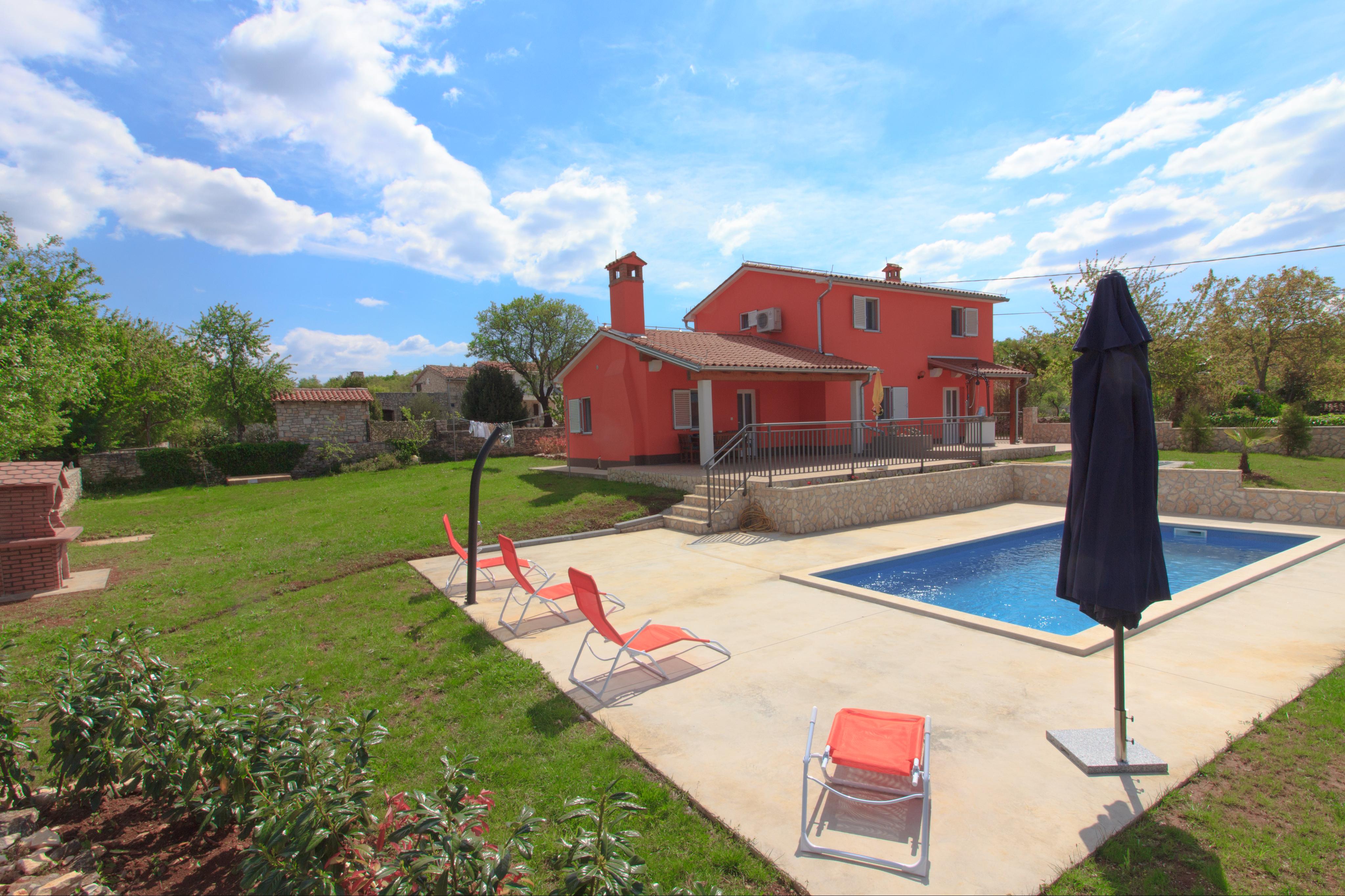 Schöne Villa mit privatem Pool und Trampolin