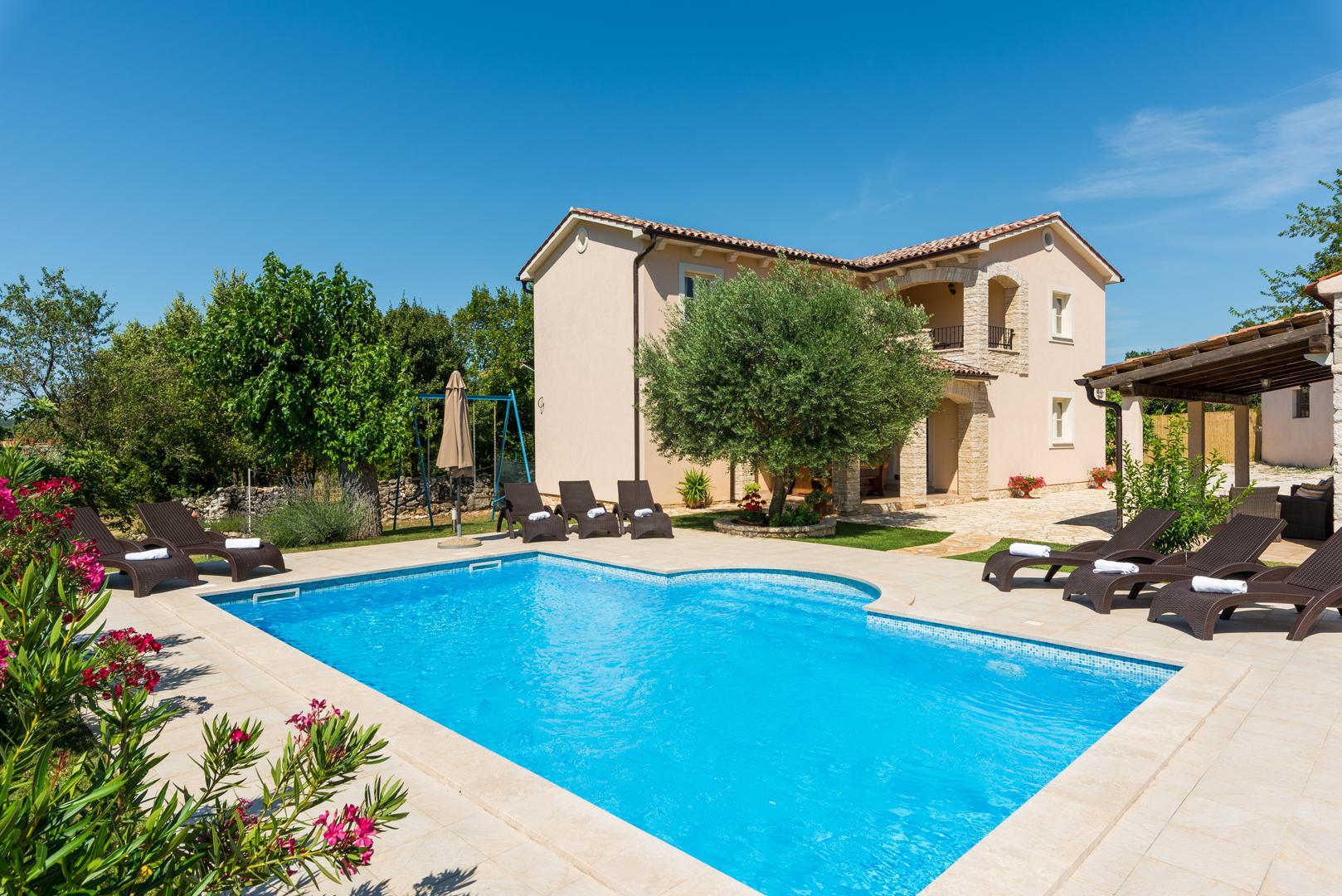 Ferienhaus mit Pool, Terrasse & Balkon