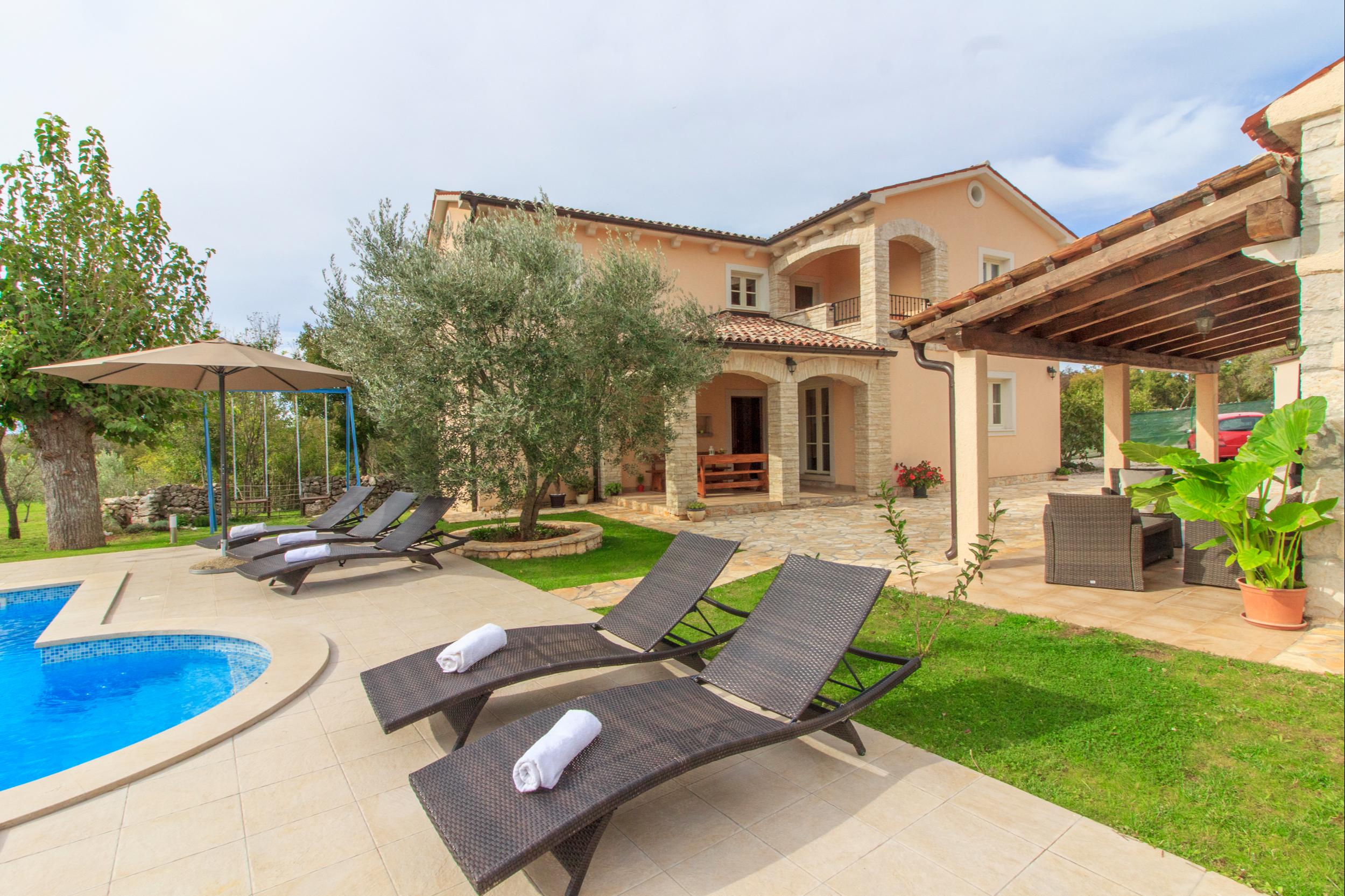 Ferienhaus mit Pool, Terrasse & Balkon