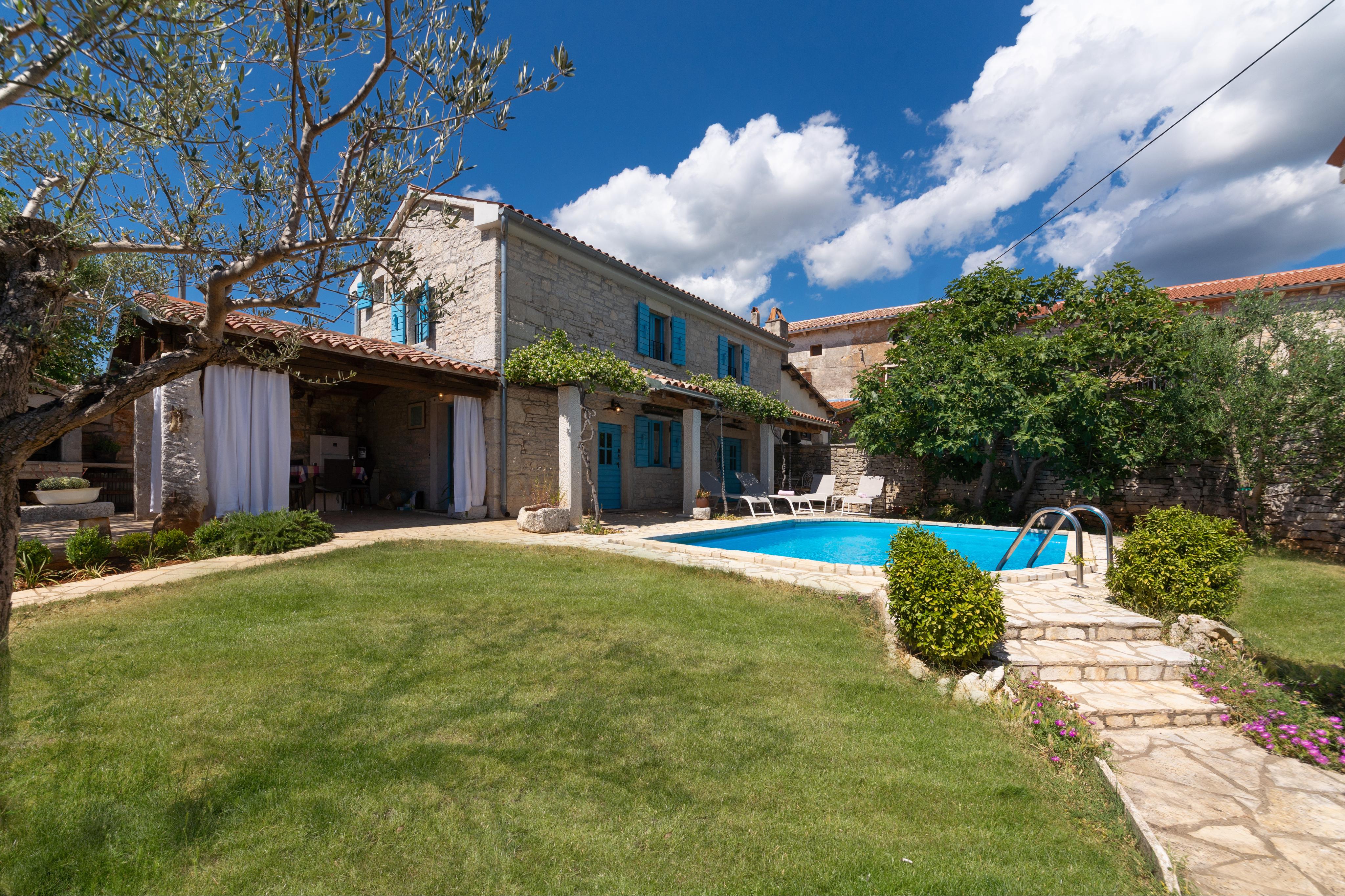 Renoviertes Steinhaus mit Pool und Sauna bei Poreč 