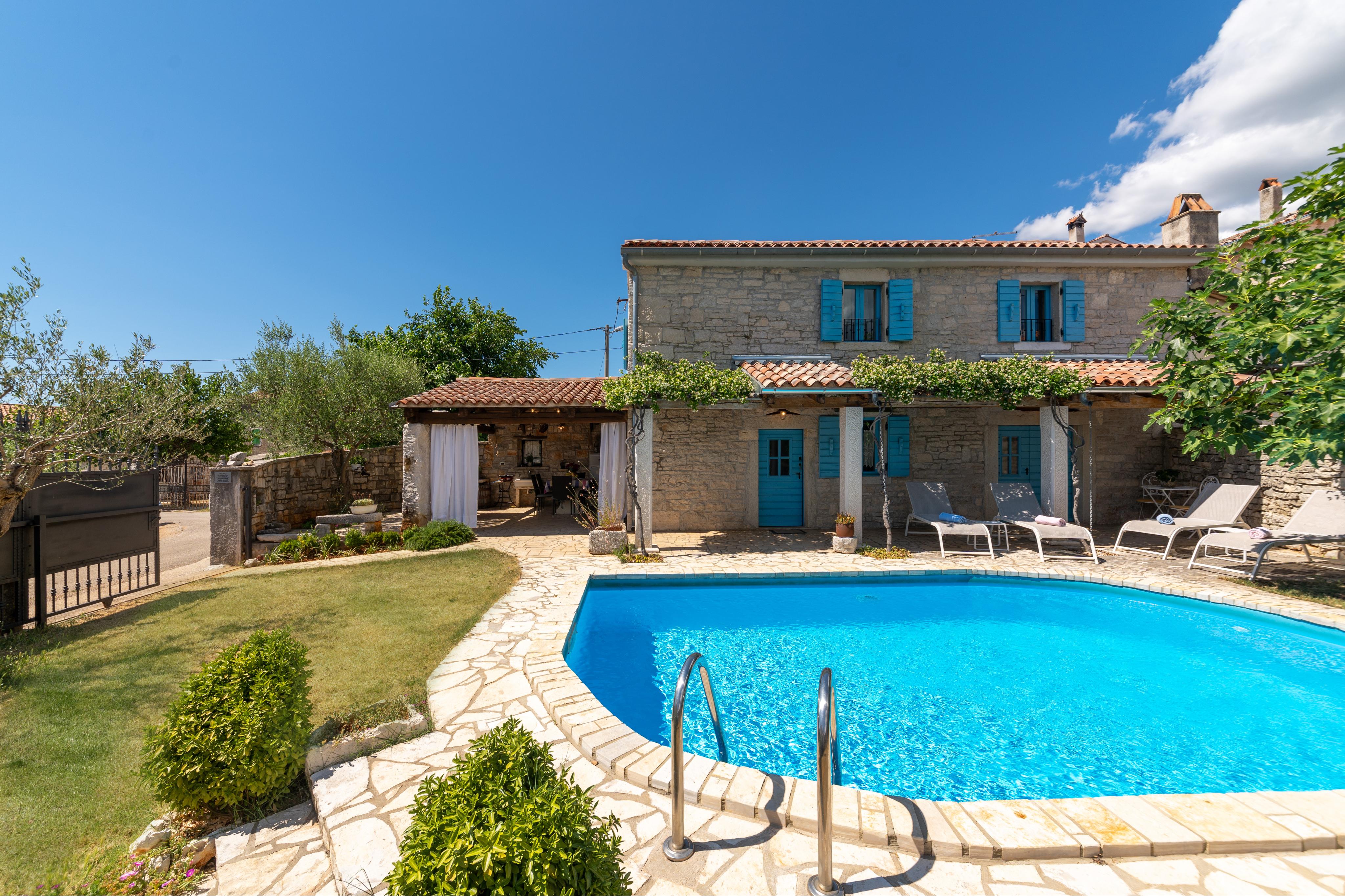 Renoviertes Steinhaus mit Pool und Sauna bei Poreč 