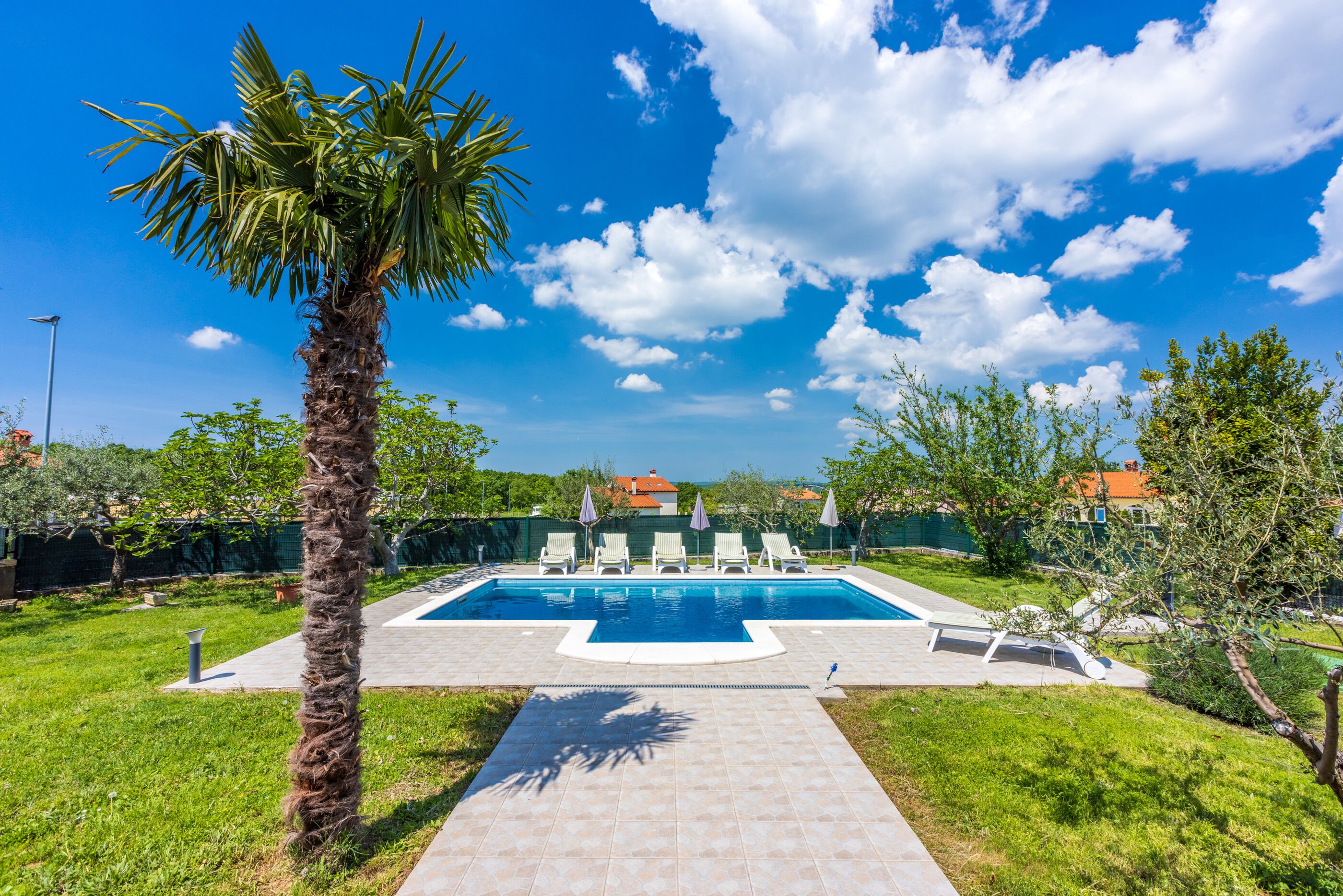 Villa mit Pool und großem Garten, 3 Schlafzimmer
