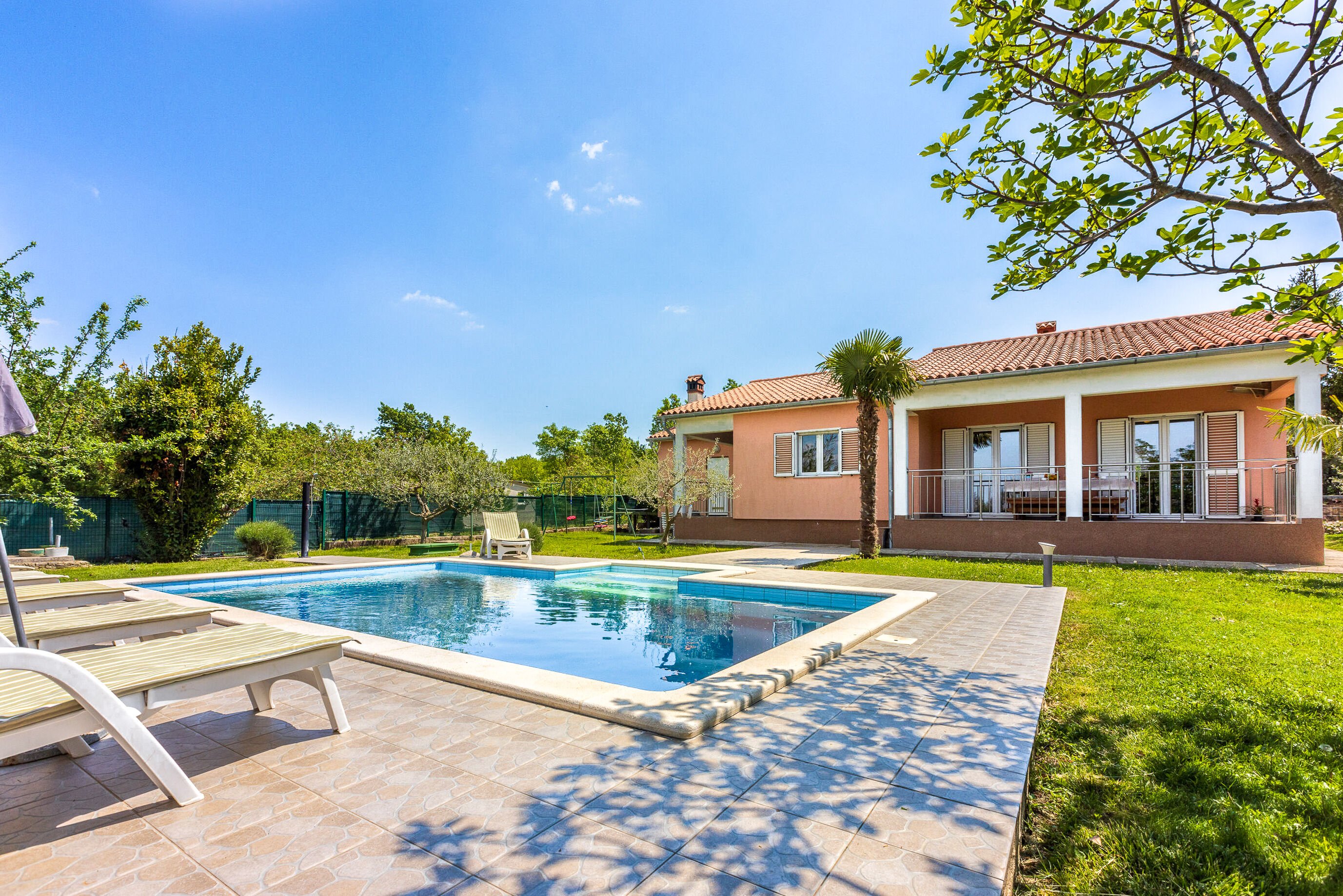 Villa mit Pool und großem Garten, 3 Schlafzimmer