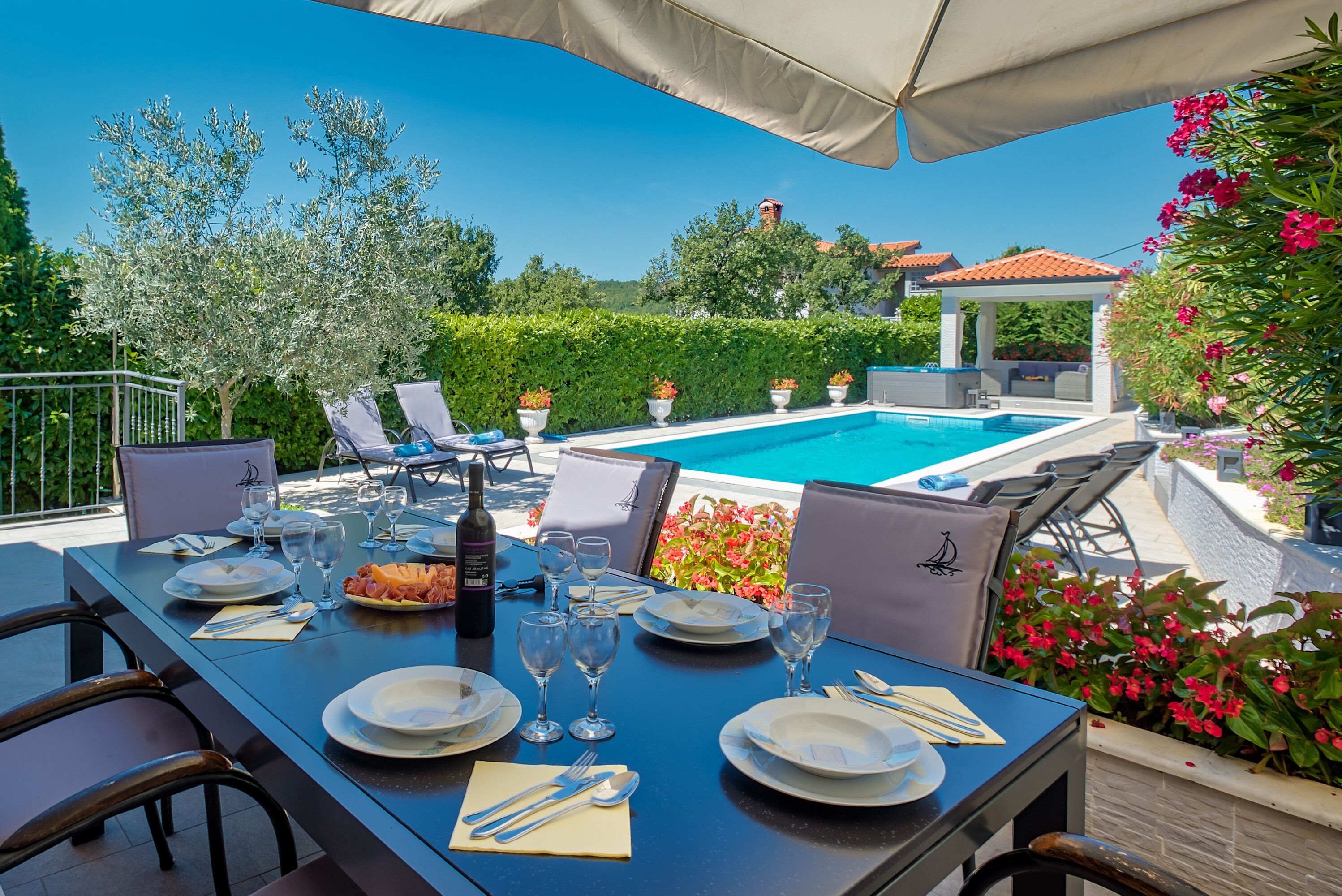 Villa mit Pool und Whirpool für 8 Personen