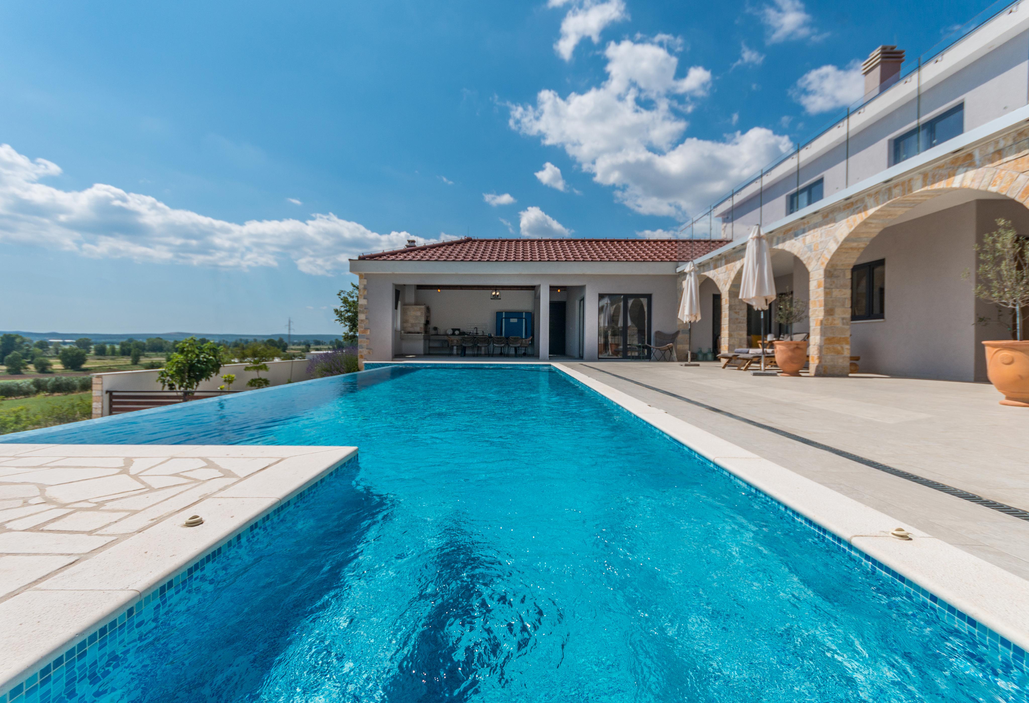 Luxusvilla mit großem Pool, Sauna und Whirlpool in Kakma bei Biograd