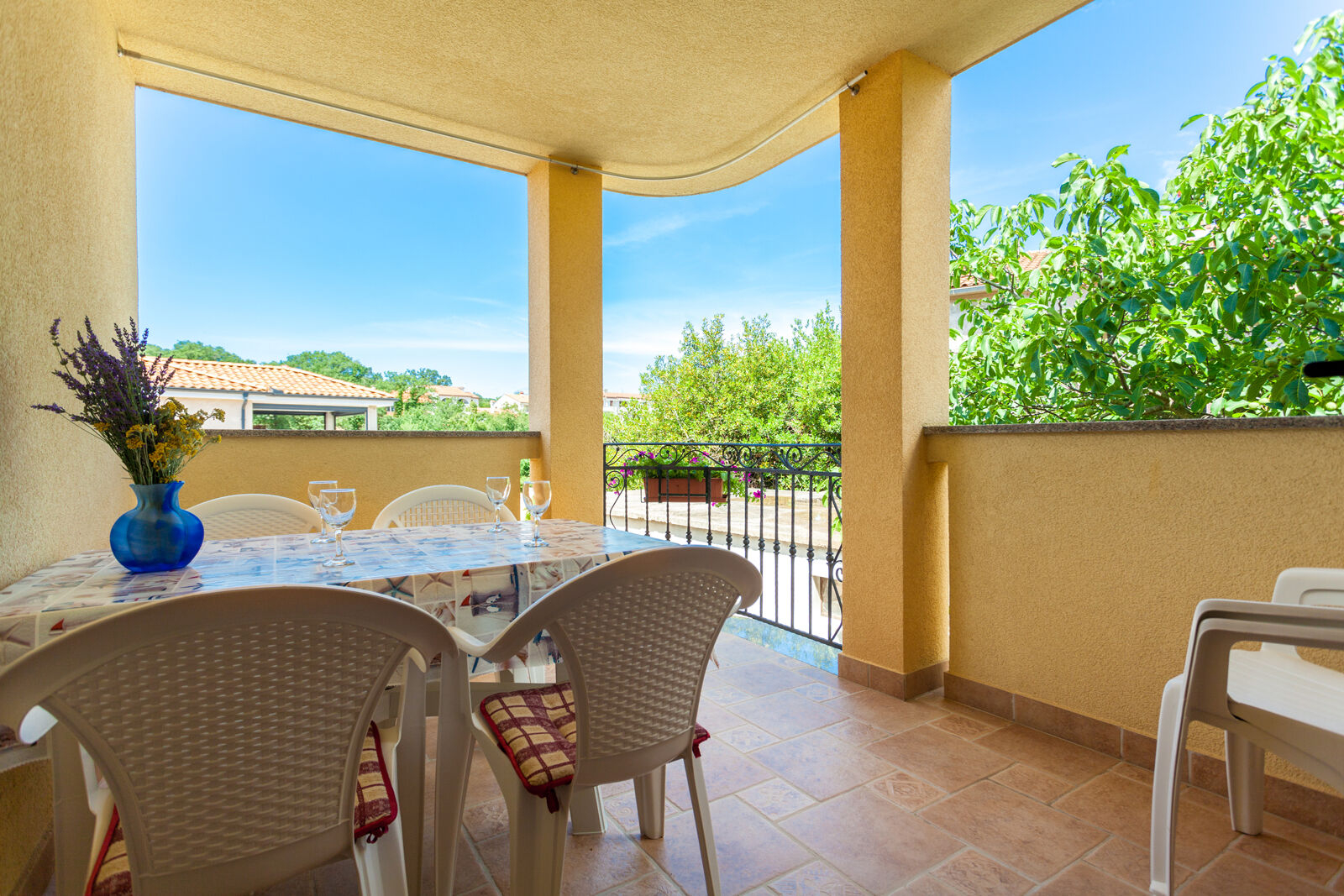 Fewo mit Balkon, 150 m vom Meer entfernt