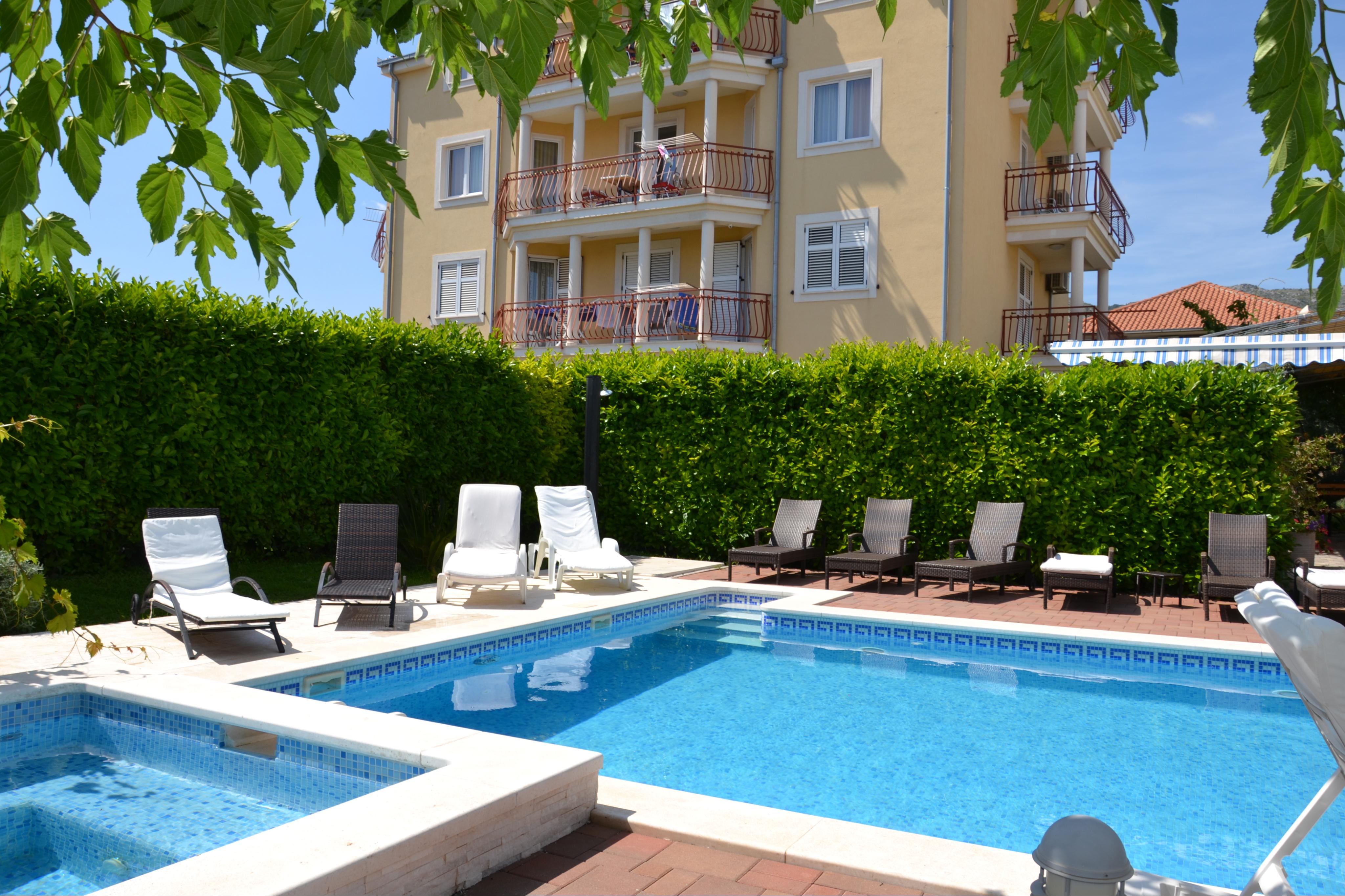 Ferienwohnung mit Balkon und Pool