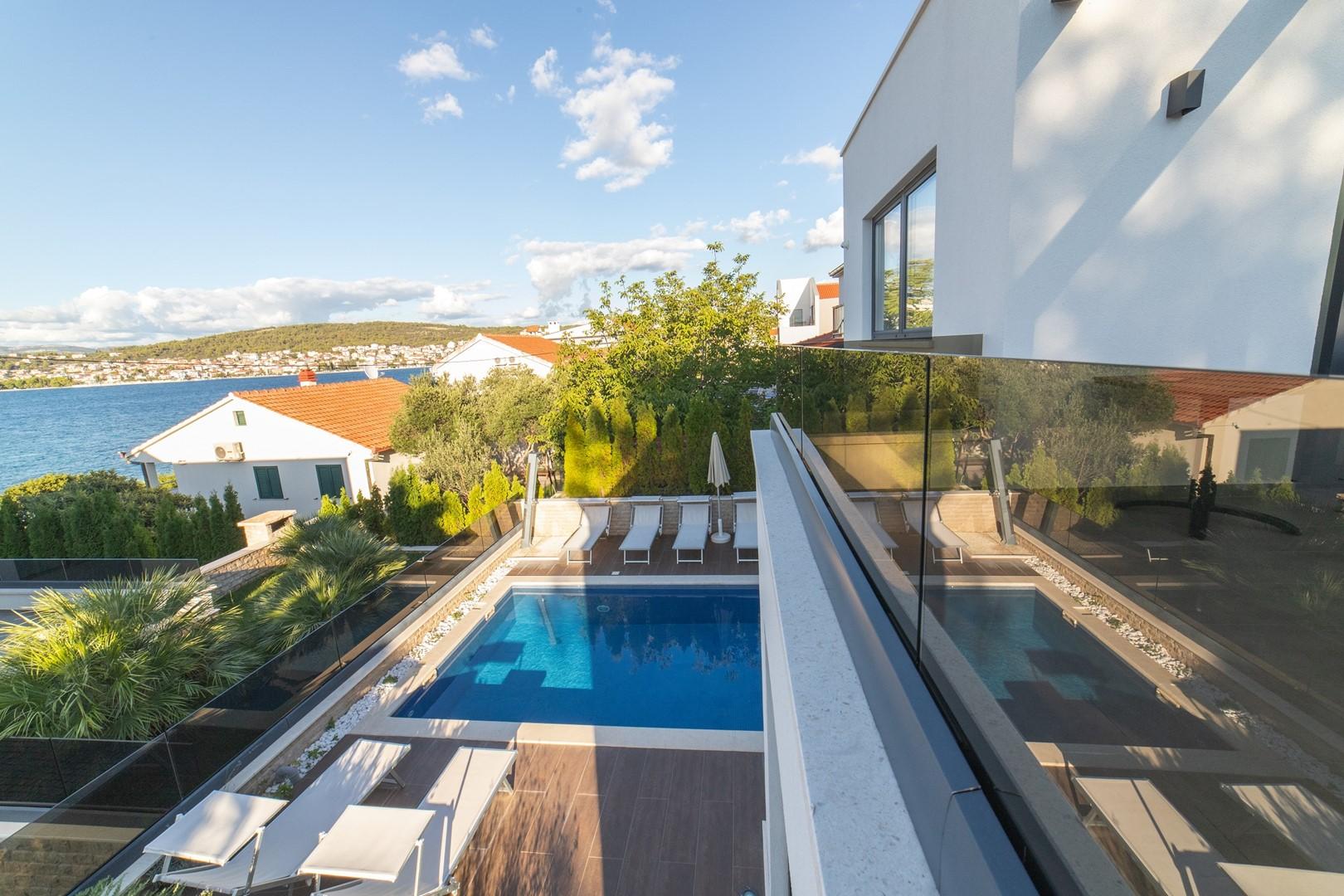 Atemberaubende Fünf-Sterne-Villa am Strand in der Nähe von Trogir