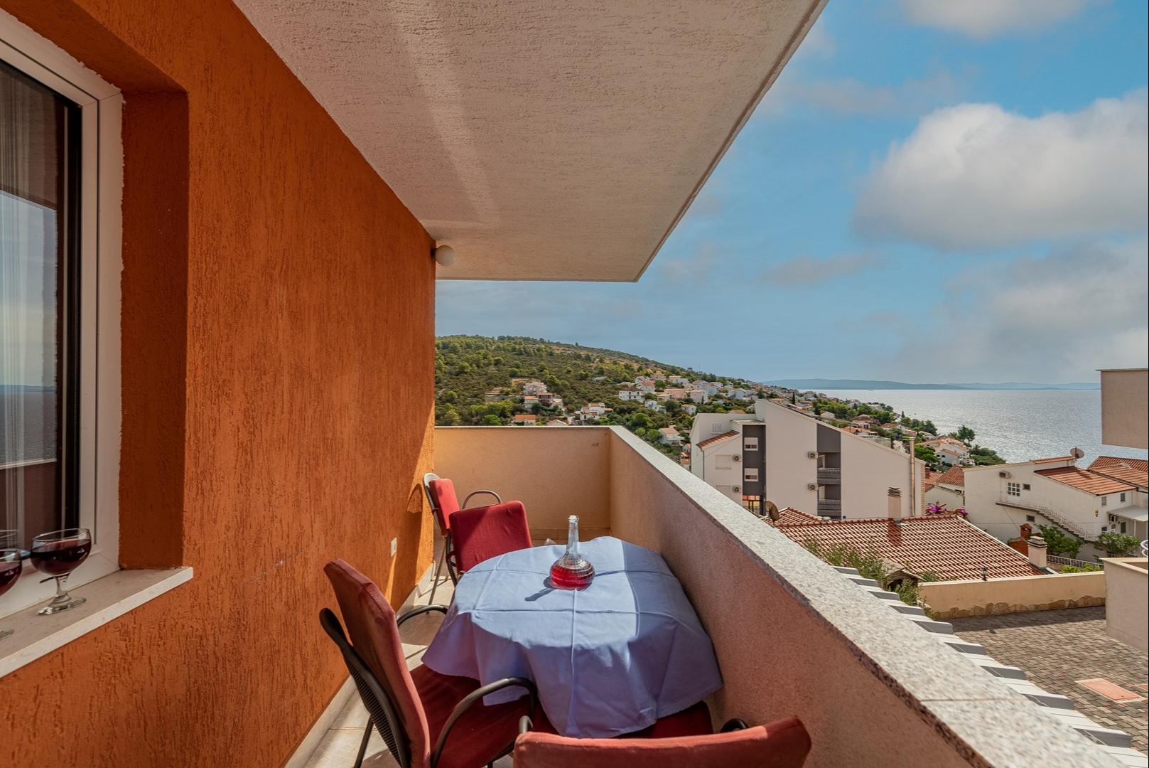 Komfortable Wohnung mit Meerblick und Gemeinschaftspool