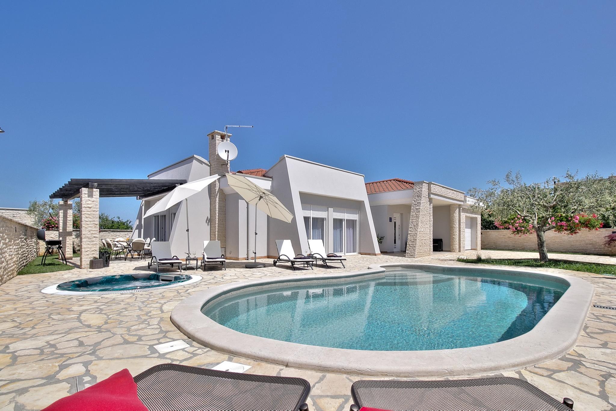 Villa mit Swimmingpool, Whirlpool und Garage