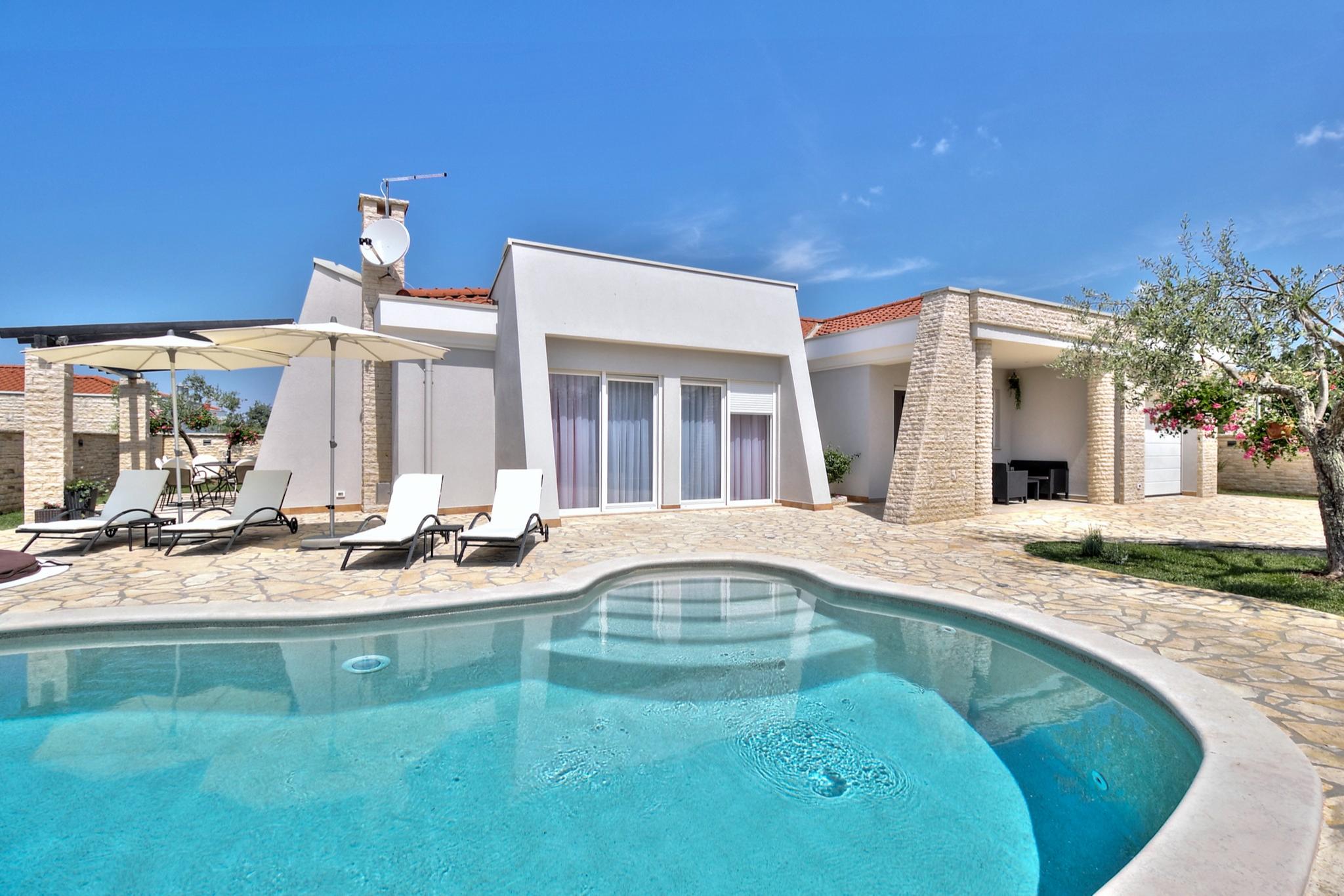 Villa mit Swimmingpool, Whirlpool und Garage