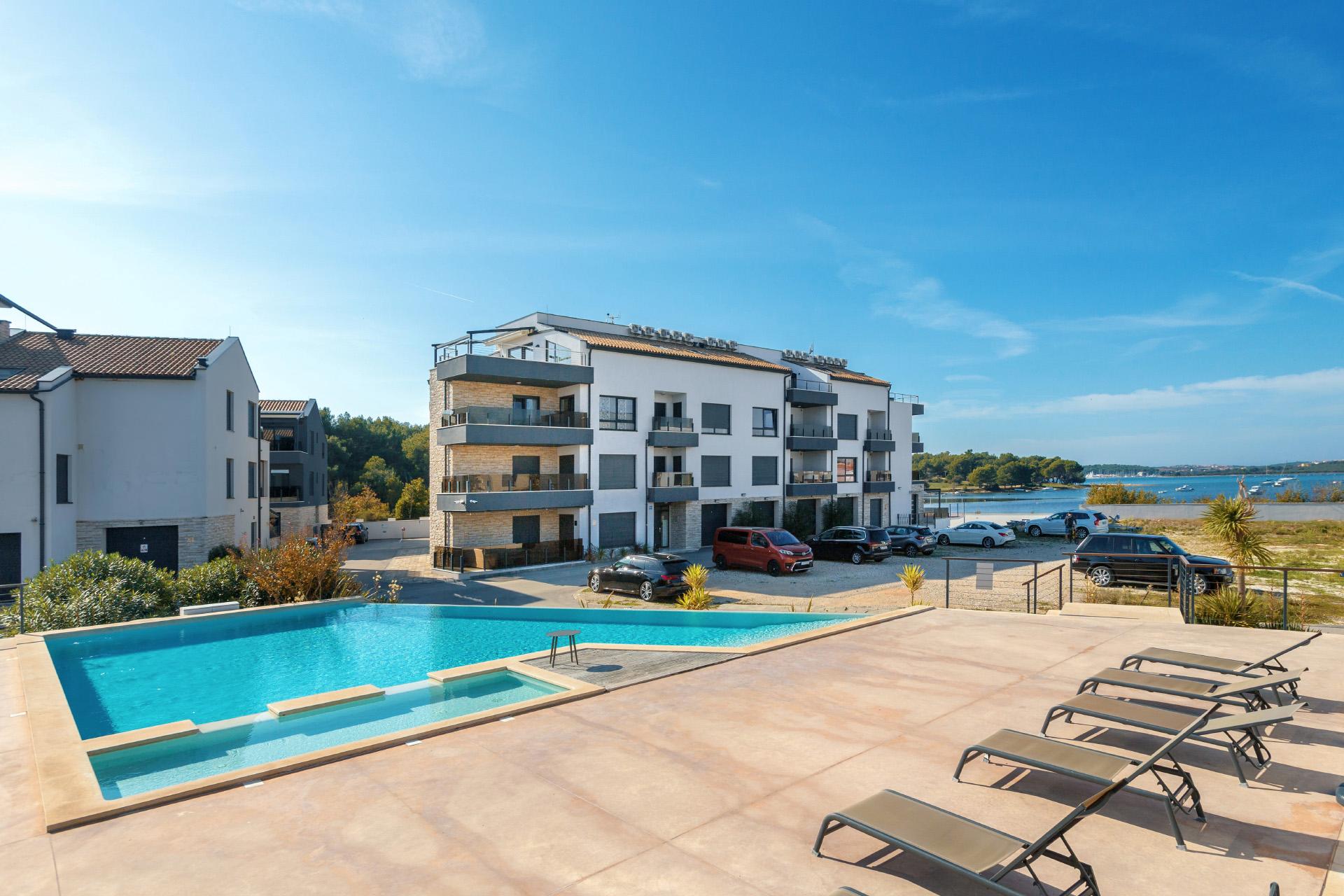 Moderne 3 Schlafzimmer FeWo, mit Pool