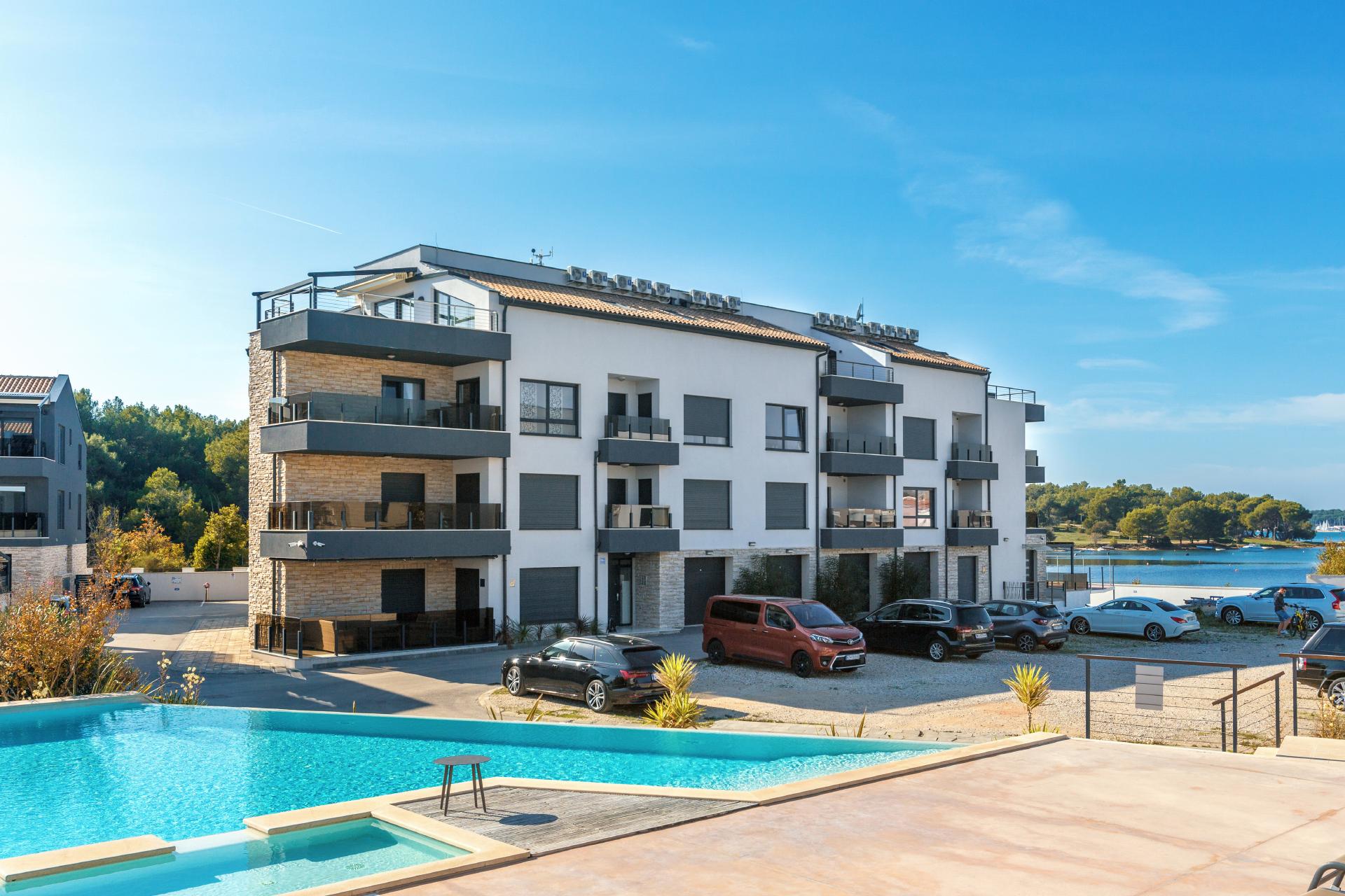 Moderne 3 Schlafzimmer FeWo, mit Pool