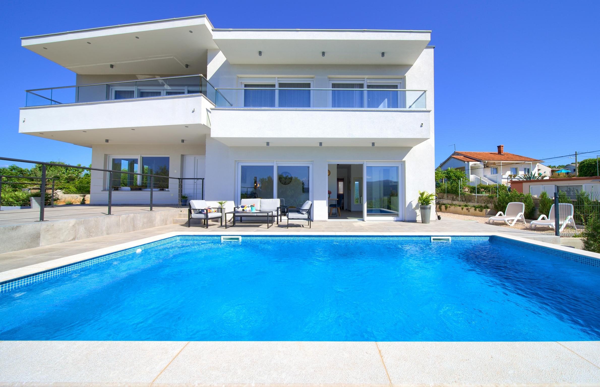 Apartment mit privatem Pool und Meerblick