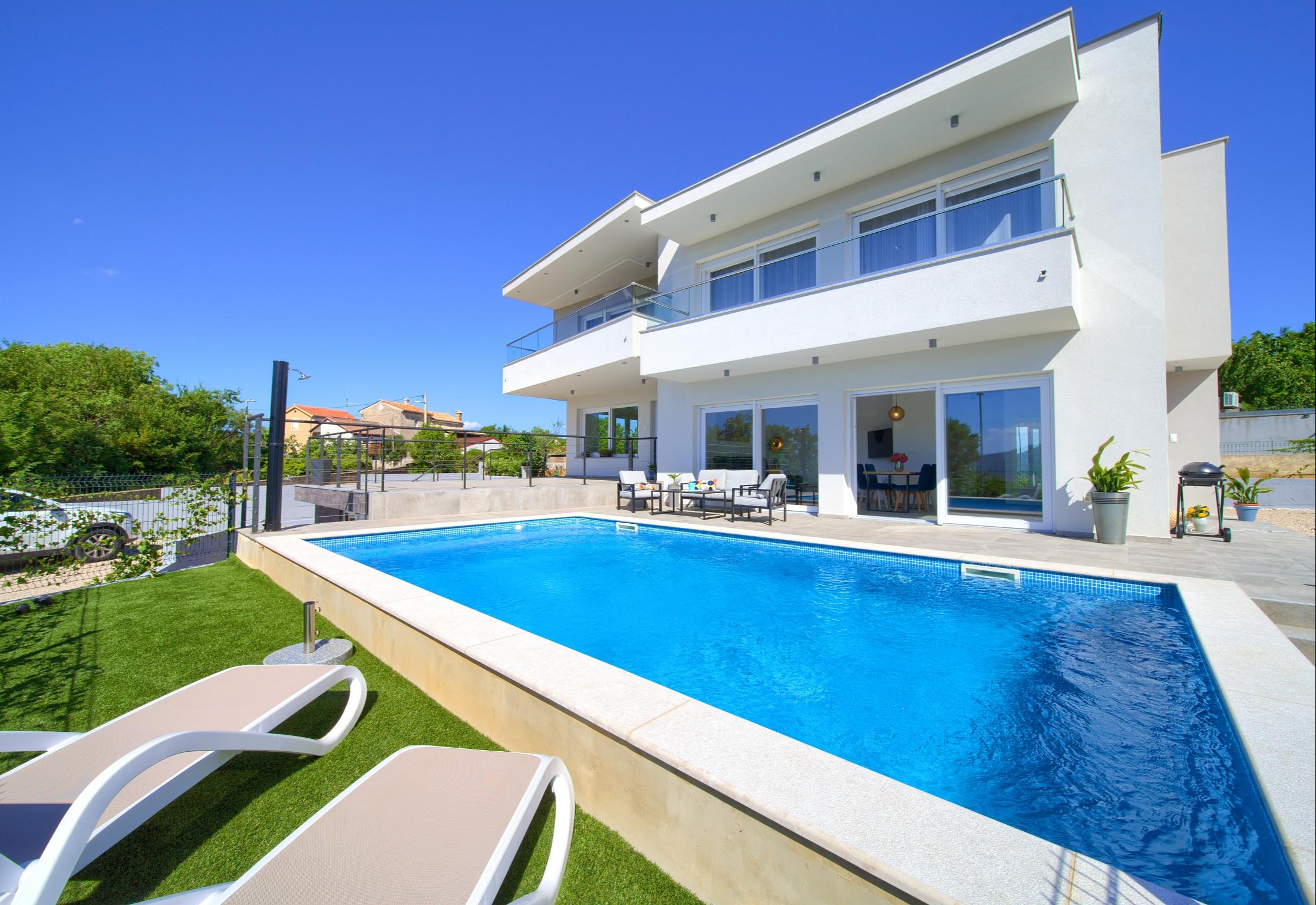 Apartment mit privatem Pool und Meerblick