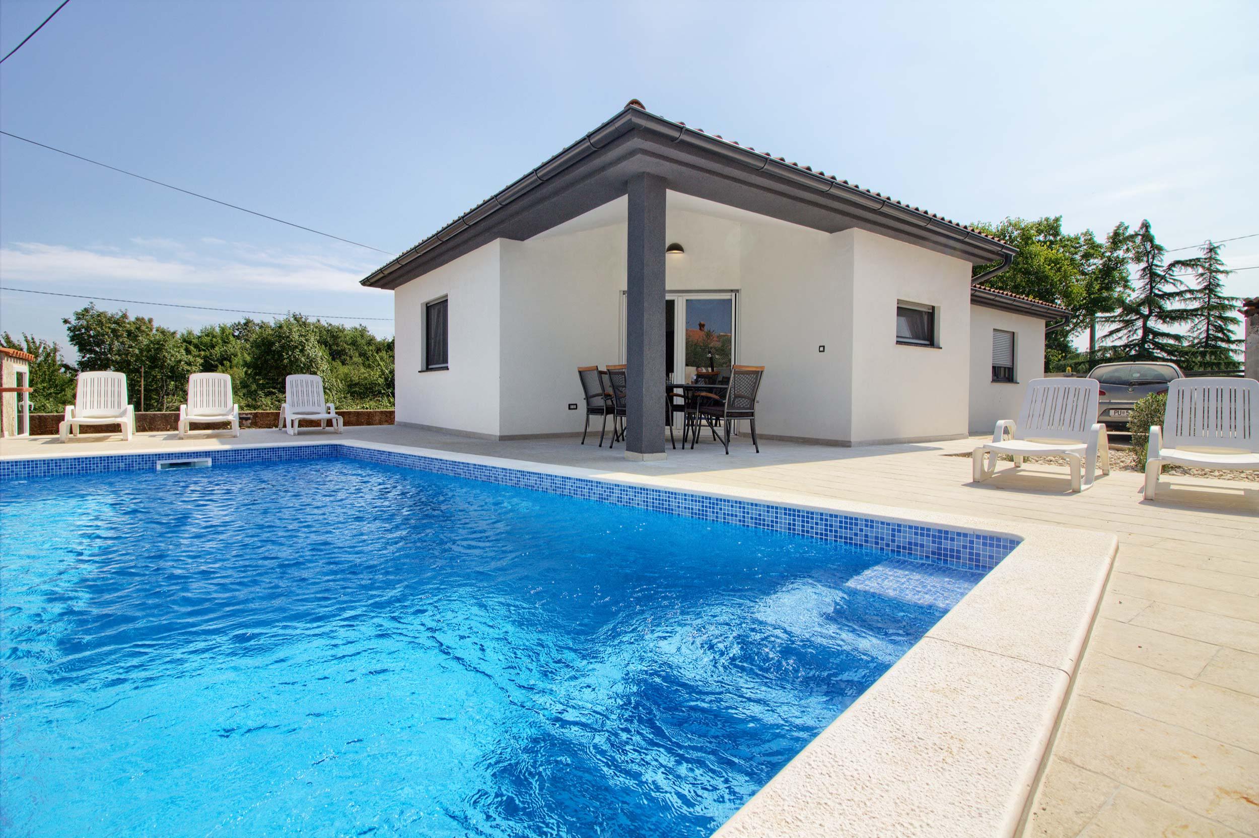 Schöne Villa mit Pool in der Nähe von Pula 