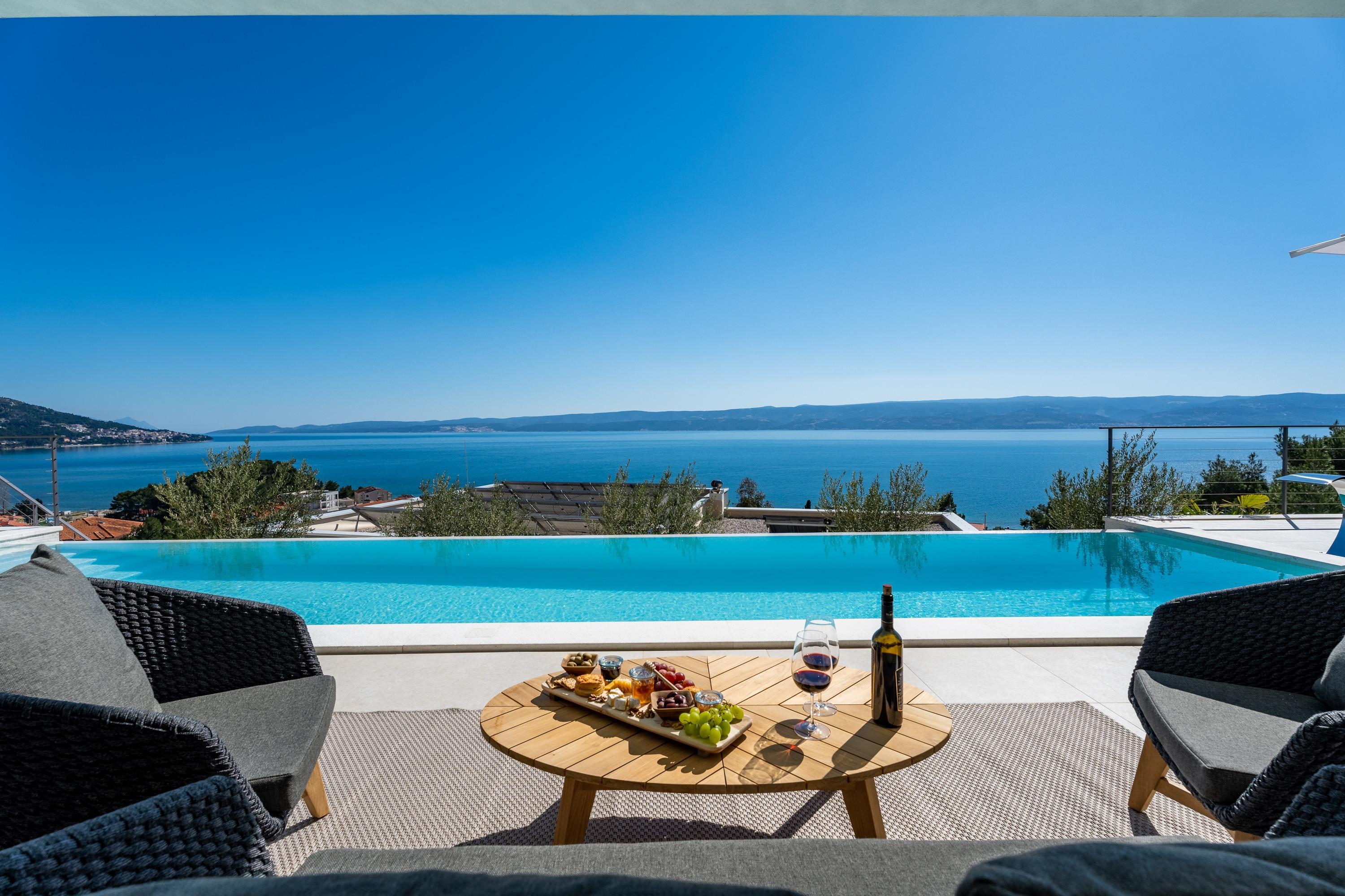 Luxusvilla mit Sauna, Whirlpool, Fitnessstudio & Meerblick