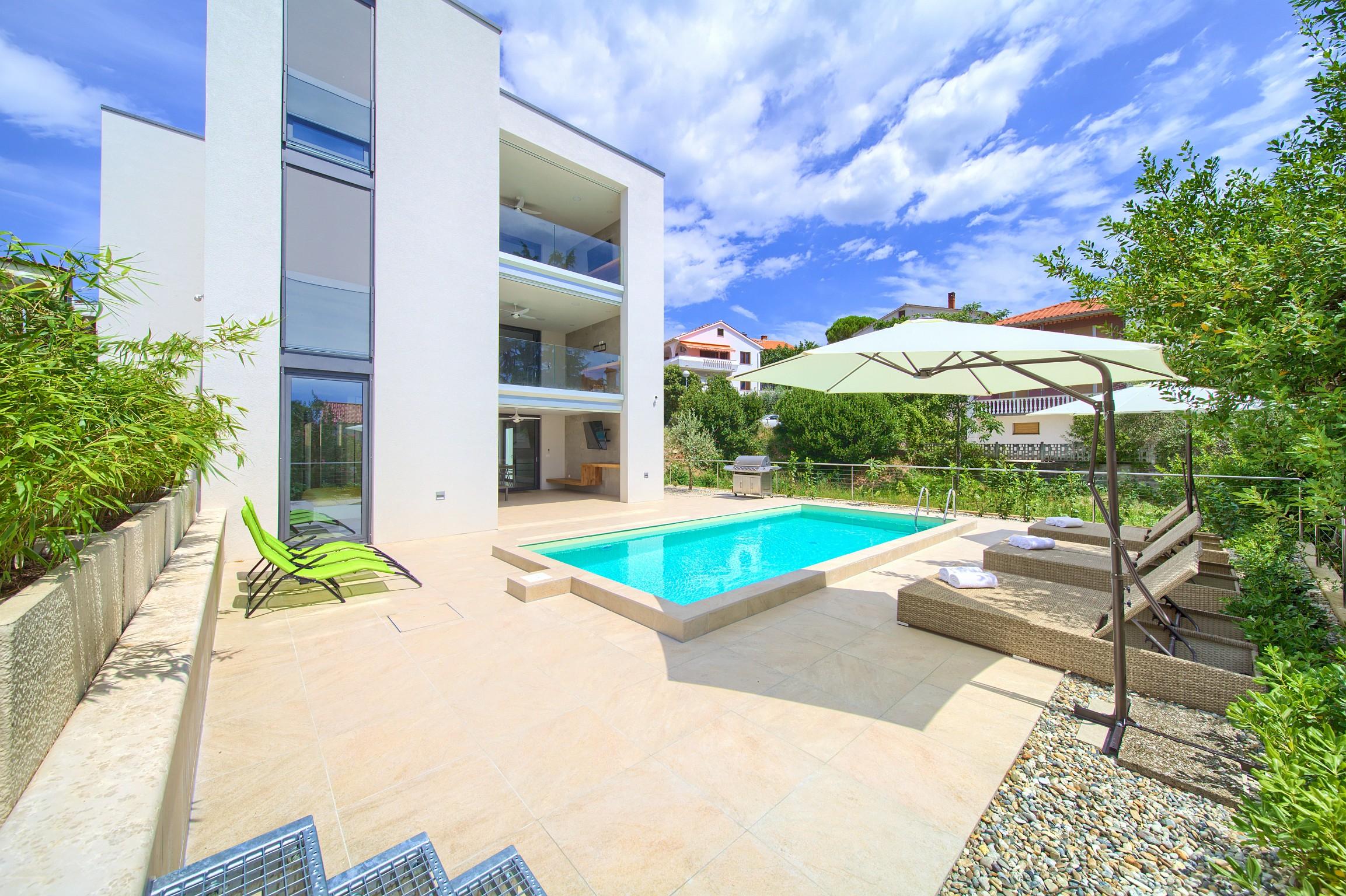 Luxuriöse Wohnung im zweiten Stock mit beheiztem Pool