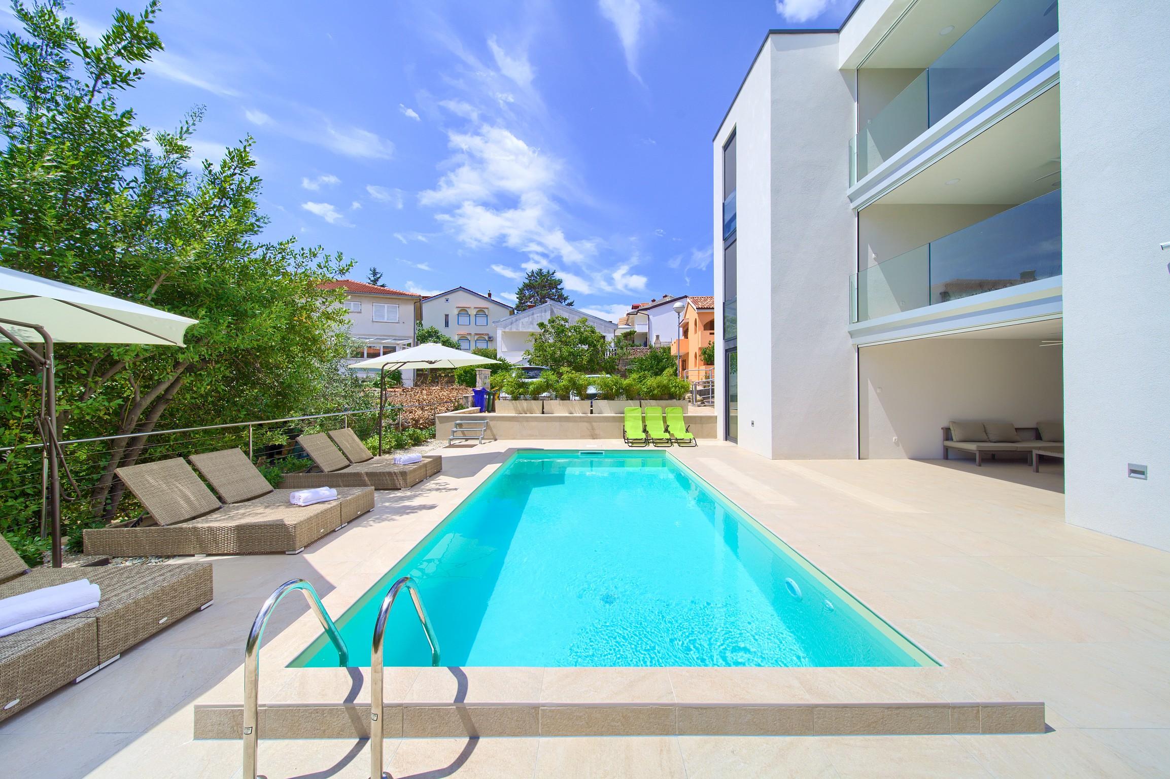 Luxuriöse Wohnung im zweiten Stock mit beheiztem Pool