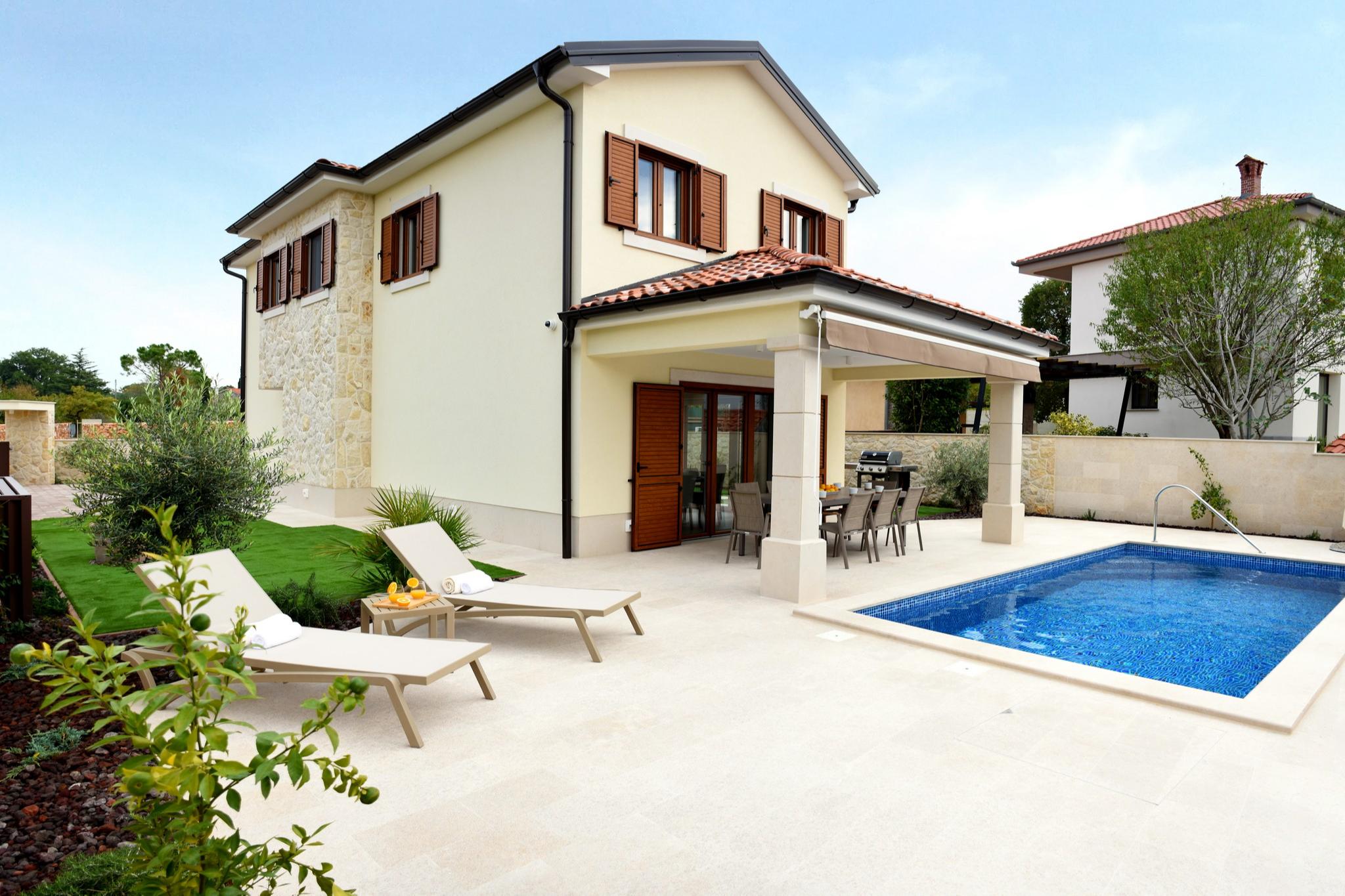 Moderne eingerichtete Villa mit beheiztem Swimmingpool