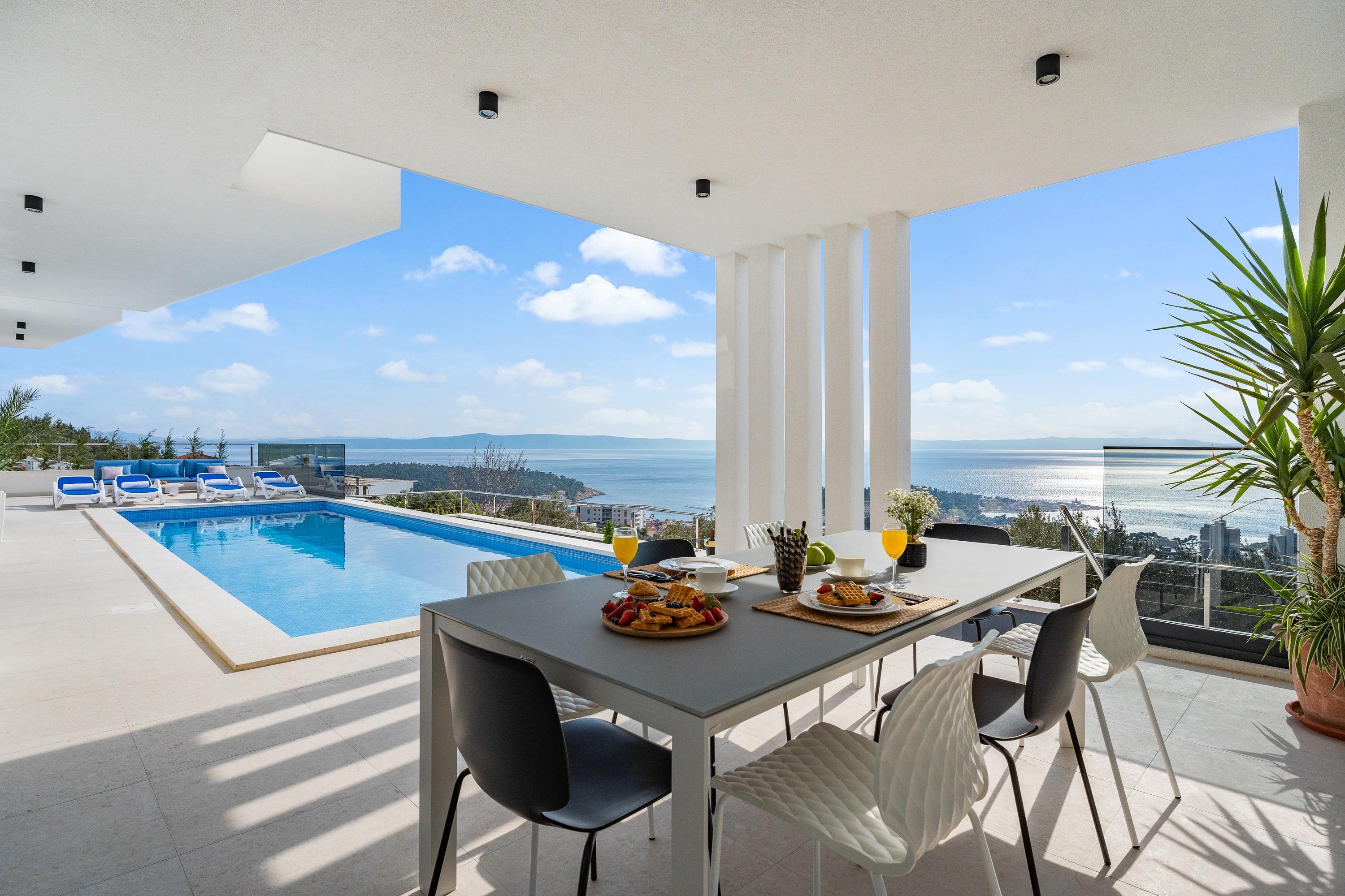 Villa mit Pool und Meerblick