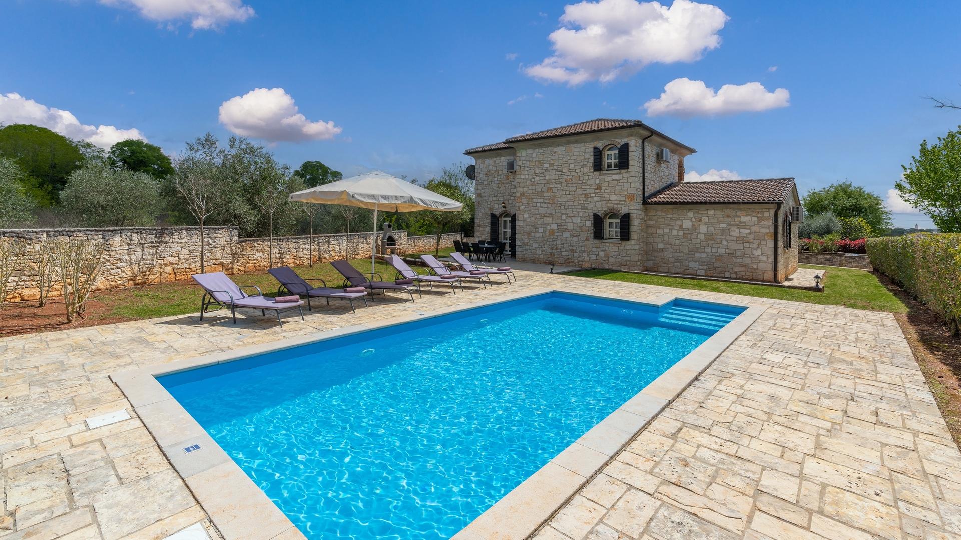 Charmante Villa mit Pool