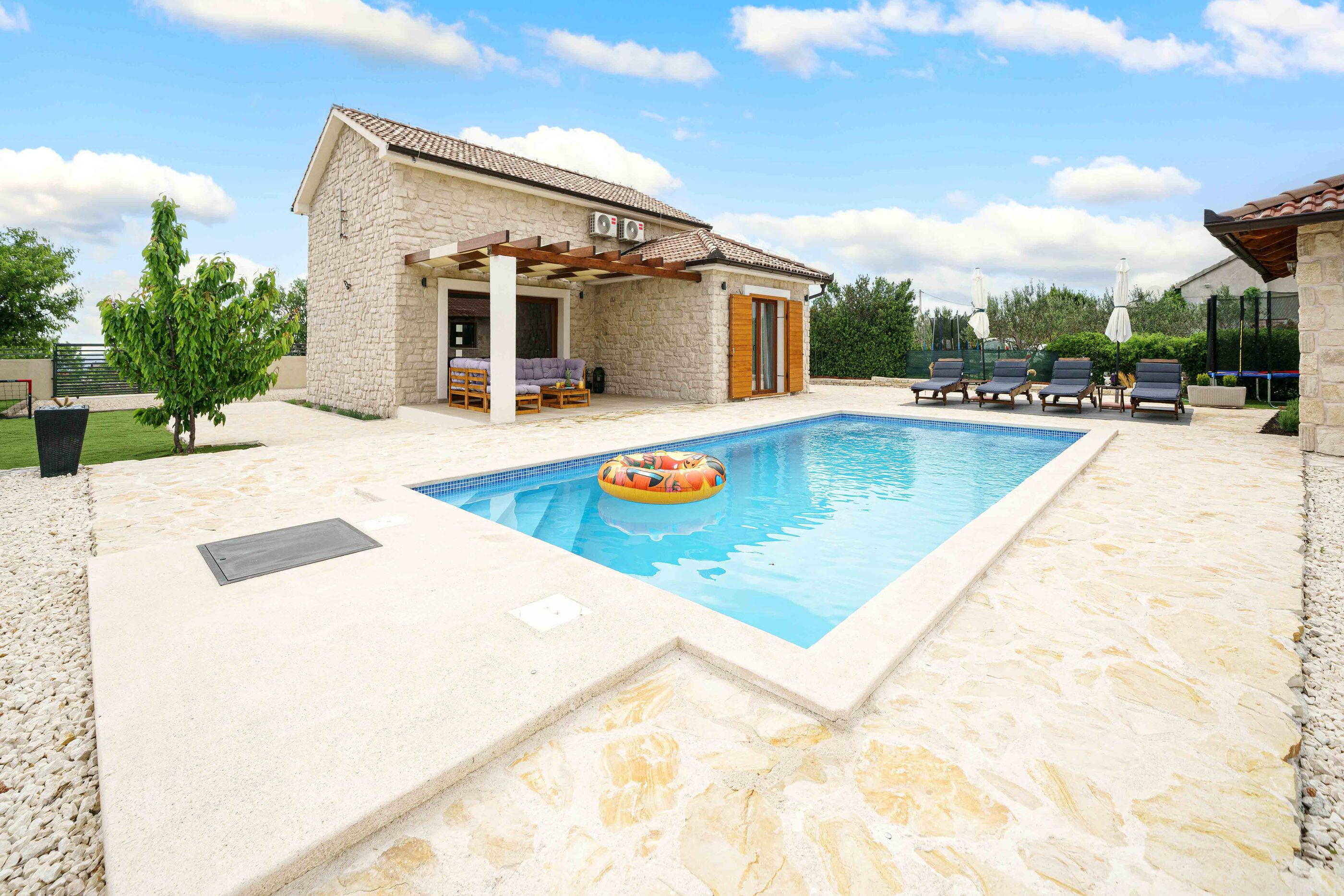 Modernes Haus mit Pool in Skradin