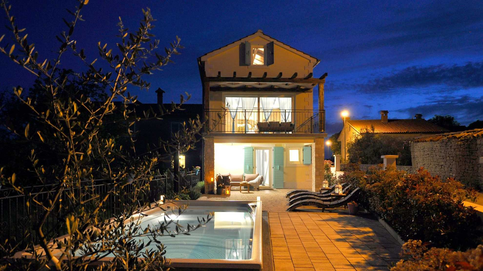 Villa mit beheiztem Swimmingpool, Terrasse & Grill