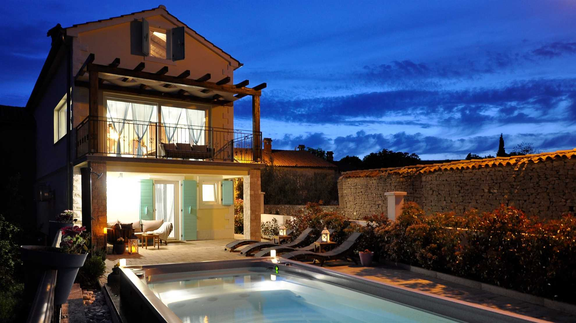 Villa mit beheiztem Swimmingpool, Terrasse & Grill