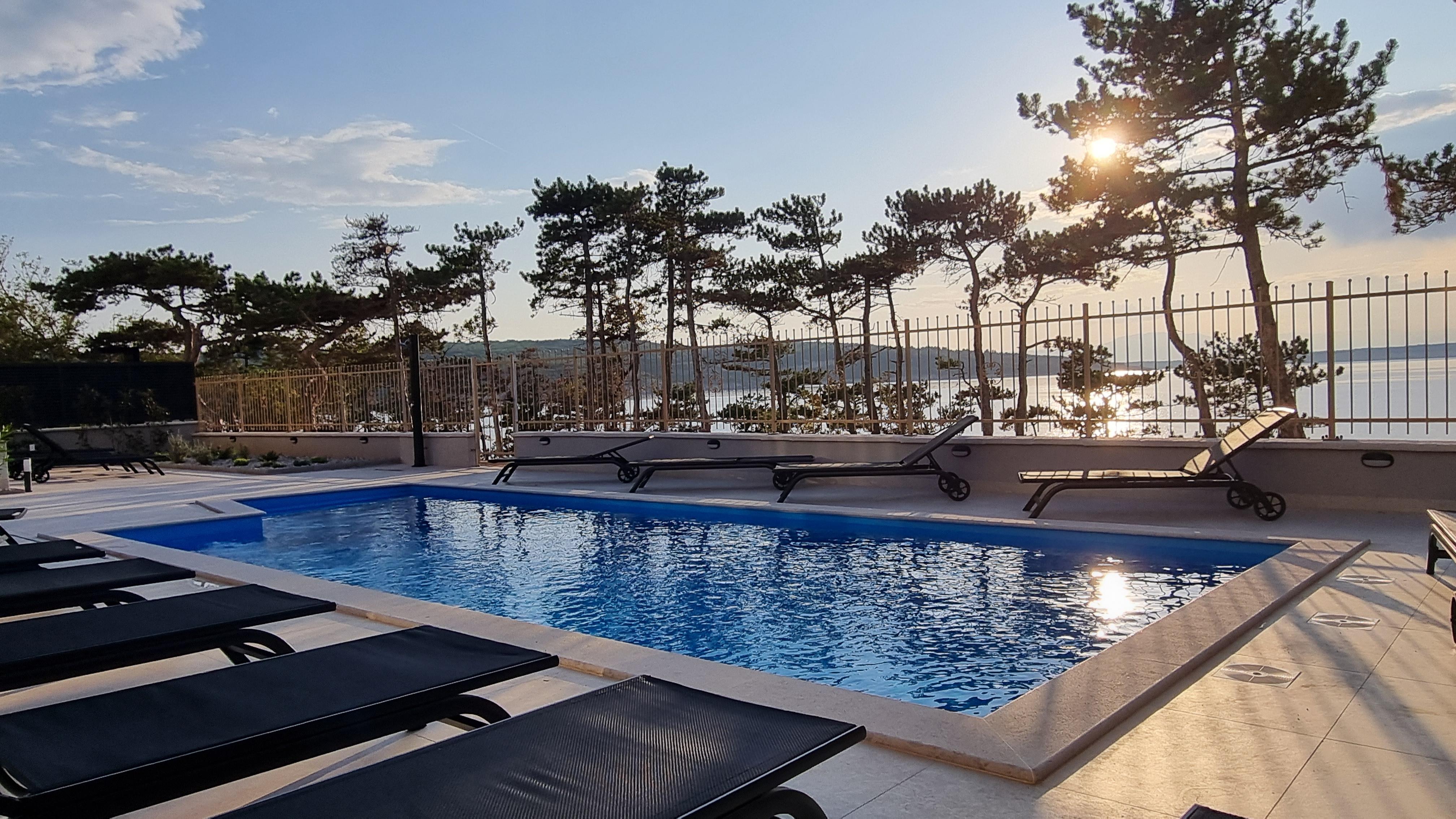 Deluxe Apartment mit Pool direkt am Meer, Panorama-Meerblick 