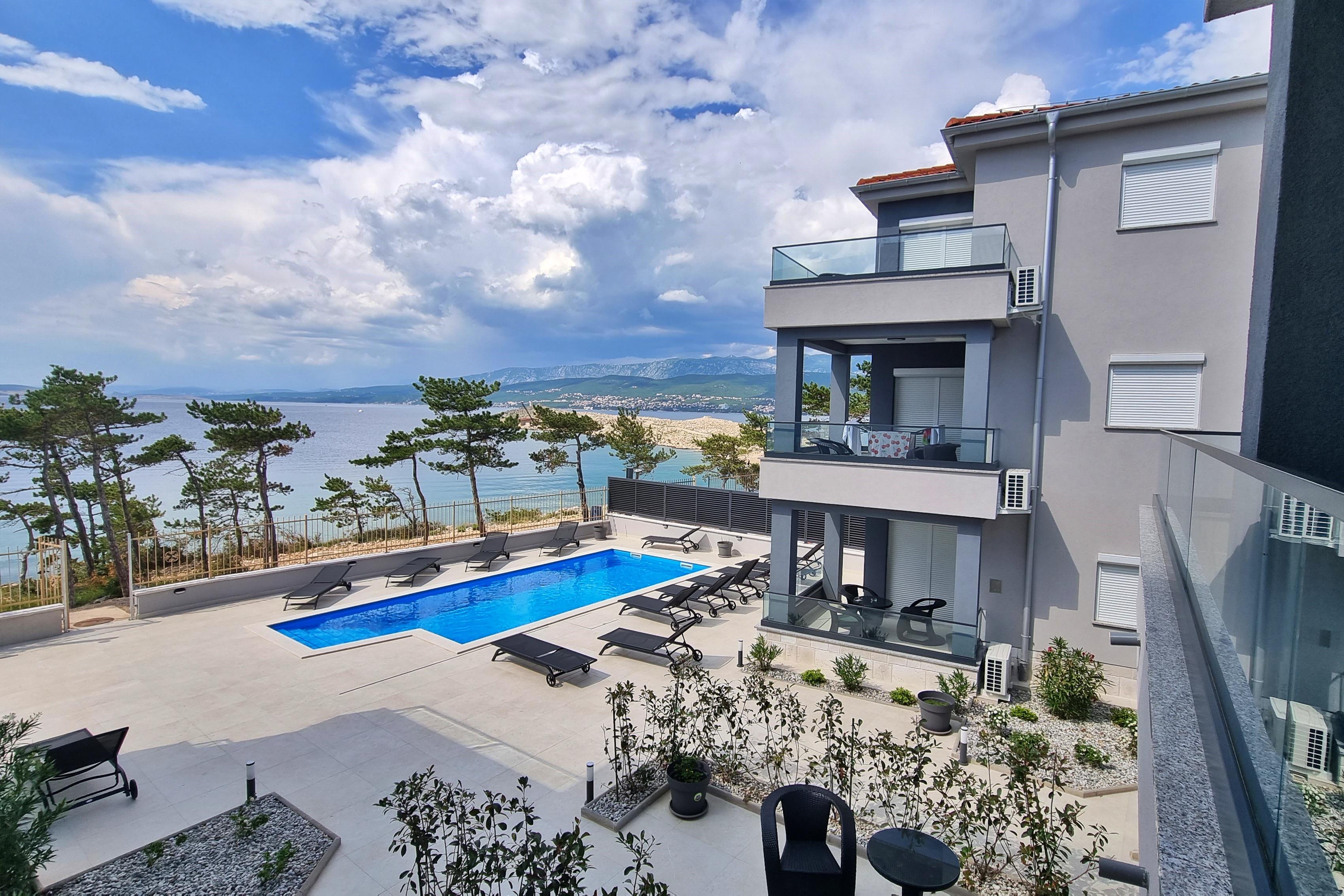 Deluxe-Apartment mit Pool direkt am Meer, Panorama-Meerblick 